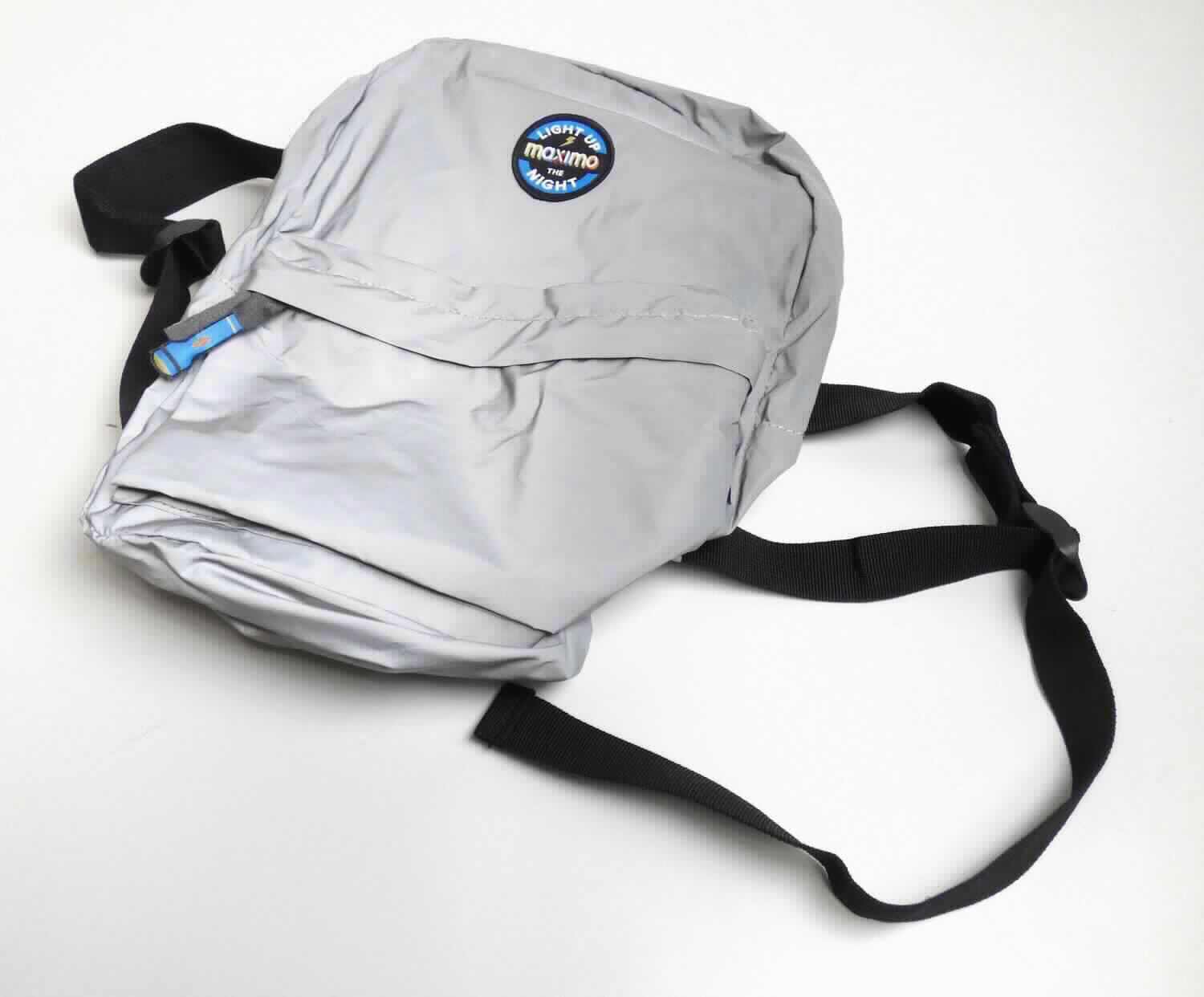 Rucksack, sog. Kinderrucksack, Foto siehe Anlage, 
- mit einer Außenseite aus reflektierenden Mikroglaskugeln (laut Untersuchungsergebnis) auf einer Unterlage 
  aus Spinnstoffen (Meterware der Position 5907), 
- mit zwei verstellbaren Rückentragegurten, 
- mit einer Trageschlaufe,
- mit einem aufgesetzten Vorfach mit Reißverschluss, 
- mit einem entlang des oberen Randes bis zur Mitte der Seiten verlaufenden Reißverschluss zu öffnen,
- ungefüttert; mit einem am Rückenteil angenähten Einsteckfach mit Druckknopfverschluss,
- mit den Abmessungen von ca. 25 cm x 10 cm x 32 cm.

"Rucksack, mit Außenseite aus anderen Stoffen als in den Unterpositionen 4202 9110 bis 4202 9291 genannte"