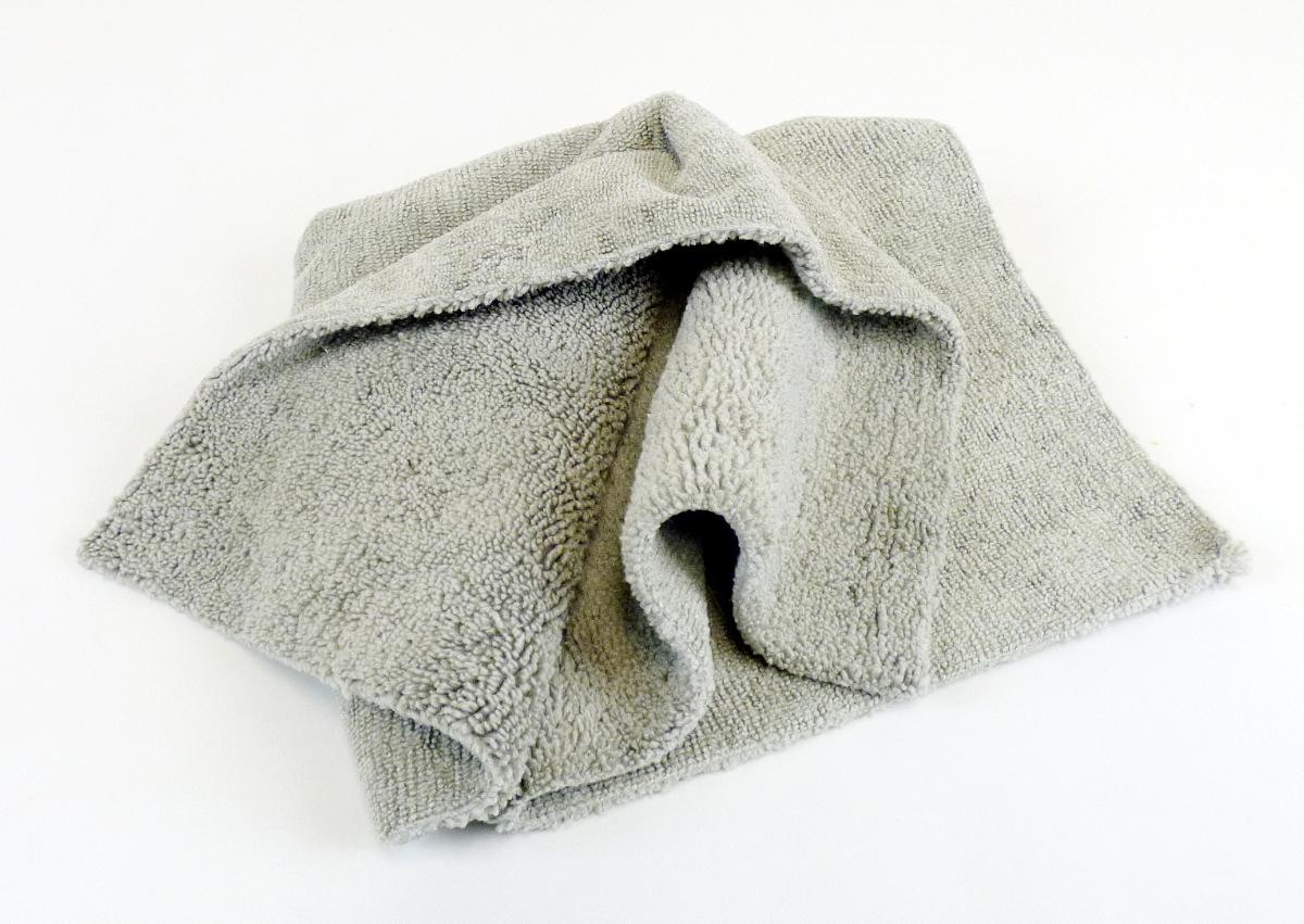 Schlingengewirke, sog. Microfasertuch, Foto siehe Anlage,
- in einer Schachtel aus Kunststoff verpackt,
- leidglich quadratisch zugeschnitten, in den Abmessungen von laut Antrag ca. 40 cm x 40 cm,
- aus einem einfarbigen Schlingengewirke aus synthetischen Chemiefasern (laut Antrag 80 % Polyester
  und 20 % Polyamid)
- kein Hochflorerzeugnis,
- stellt sich nicht als konfektioniert dar, damit kein Reinigungstuch der Position 6307.

"Schlingengewirke aus Chemiefasern"