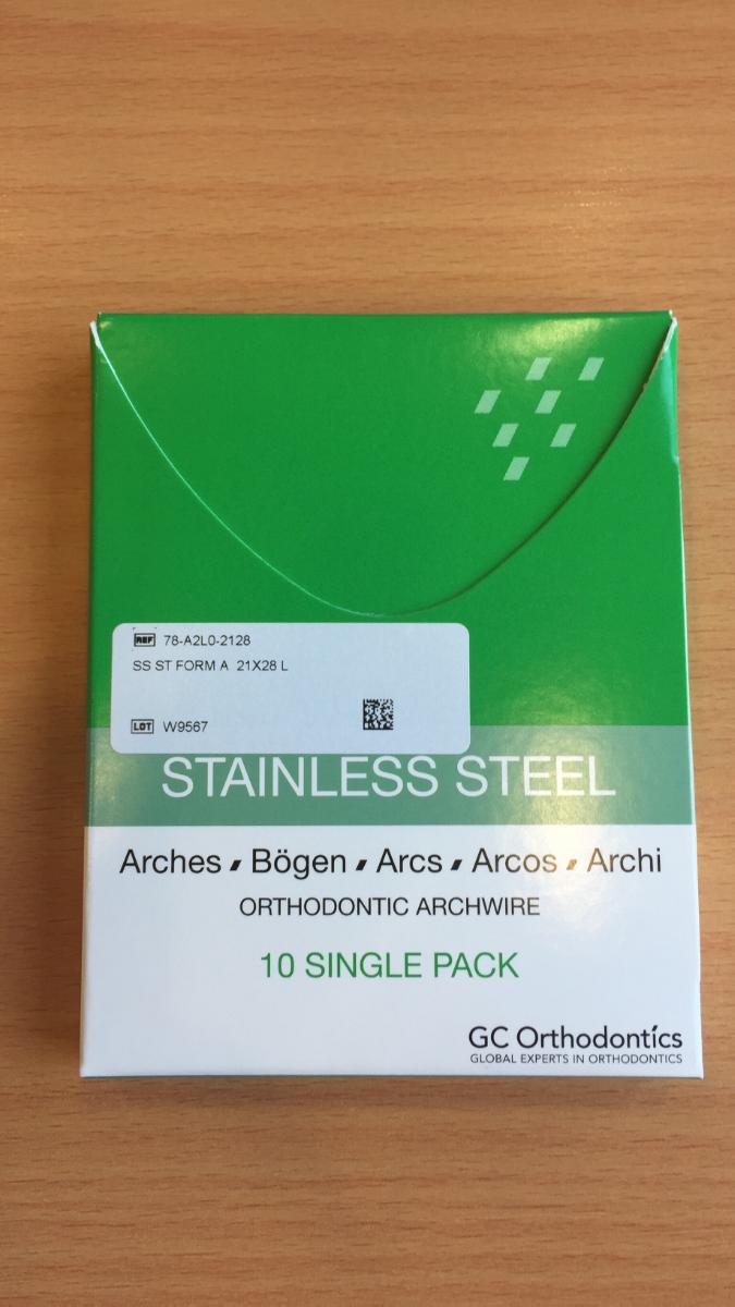 Sog. kieferorthopädischer Stangendraht, im Wesentlichen bestehend aus einem in Zahnbogenform vorgeformten Draht aus Edelstahl 304, mit viereckigem Querschnitt und den Abmessungen 0,0215 x 0,028 Zoll.

Zur äußeren Form siehe Abbildung in der Anlage.

Mit Hilfe des Bogens werden die um die Zähne gelegten Bänder (nicht Gegenstand dieser vZTA-Entscheidung) und die auf den Zähnen befestigten Brackets (ebenfalls nicht Gegenstand dieser vZTA-Entscheidung) verbunden. Brackets, Bänder und Bogen bilden gemeinsam eine vollständige orthodontische Vorrichtung. Der Draht bewirkt durch seine Spannkraft eine Positionsänderung der Zähne.

Die Ware wird als "orthopädische Vorrichtung in Form einer orthodontischen Vorrichtung für Menschen zur Korrektur einer körperlichen Fehlbildung (hier: Missbildung des menschlichen Gebisses)" eingereiht.
