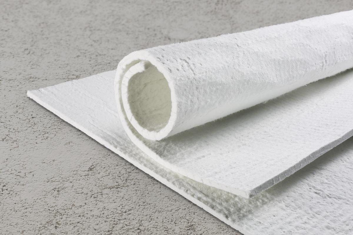Angaben:
Silicaaerogelmatte für die Wärmedämmung (z.B. Öl-Gas-Anlagen, Bauwesen); bestehend aus hochporösem, anorganischem Silicaaerogel (Siliciumdioxid), hydrophobiert mit Silanadditiven, direkt hergestellt in einer non-woven Glasfaserträgermatte.

Befund:
Mischungen und Waren aus mineralischen Stoffen zu Wärme-, Kälte- oder Schallschutzzwecken, ausgenommen Waren der Positionen 6811 und 6812 oder des Kapitels 69.
Zusammengesetzte Ware, bei der im Sinne der AV 3 b) das mineralische Aeorogel im Hinblick auf die Bedeutung für die Verwendung als charakterbestimmend angesehen wird.