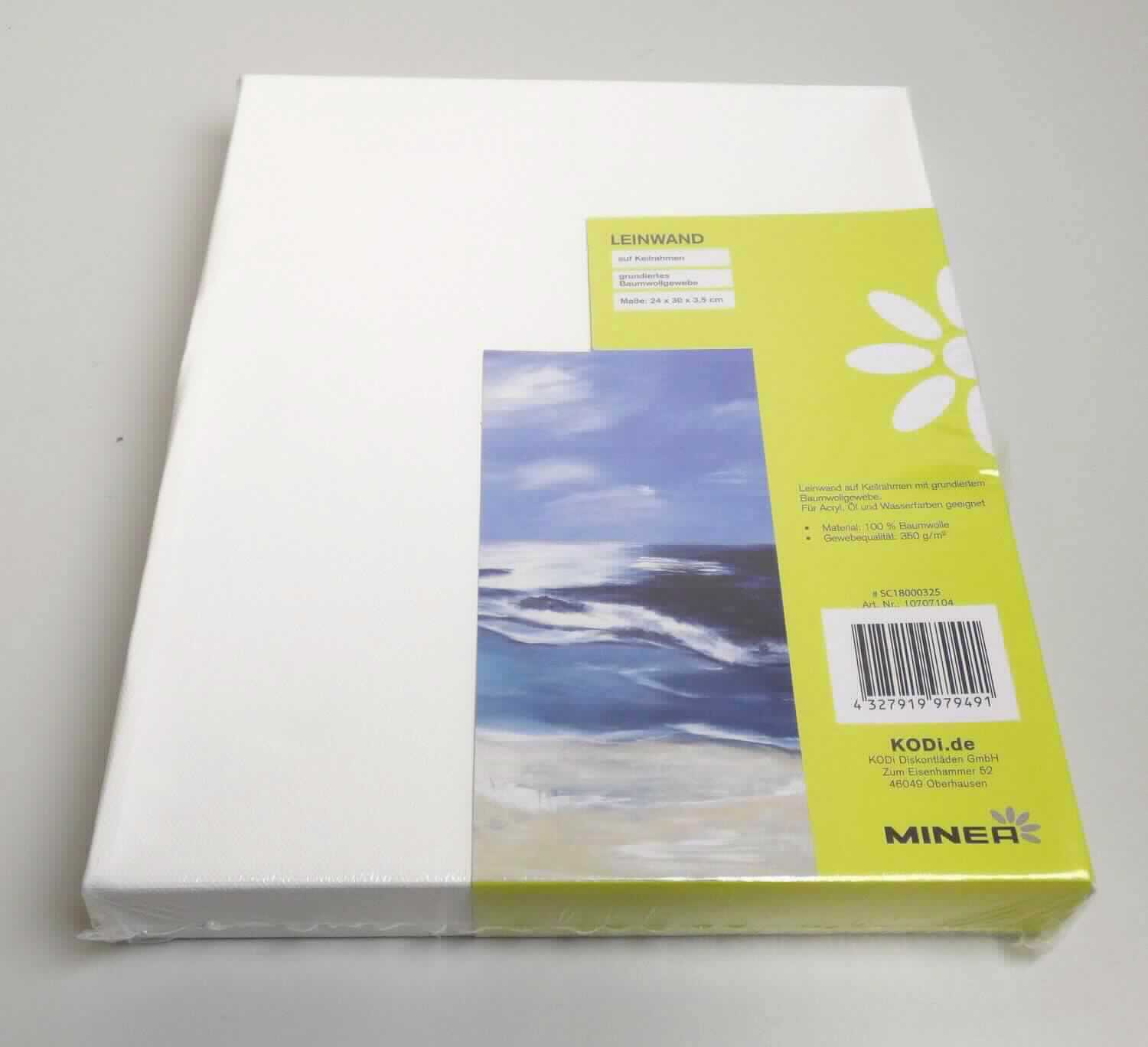 Leinwand, Art. 10707104, Foto siehe Anlage,
- in Folie eingeschweißt,
- rechteckig, mit den Abmessungen von laut Antrag 24 cm x 30 cm,
- aus einem leinwandbindigen, einseitig bestrichenen, leicht steifen Gewebe aus Spinnstoffen, das auf einen 
  Rahmen aus Holz gespannt ist,
- mit 8 Holzplättchen zum Nachspannen der Leinwand versehen, 
- stellt sich als präparierte Malleinwand dar, 
- das Gewebe verleiht der Ware insbesondere im Hinblick auf die Bedeutung in Bezug auf die Verwendung ihren 
  wesentlichen Charakter.

"Präparierte Malleinwand aus Spinnstoffen"