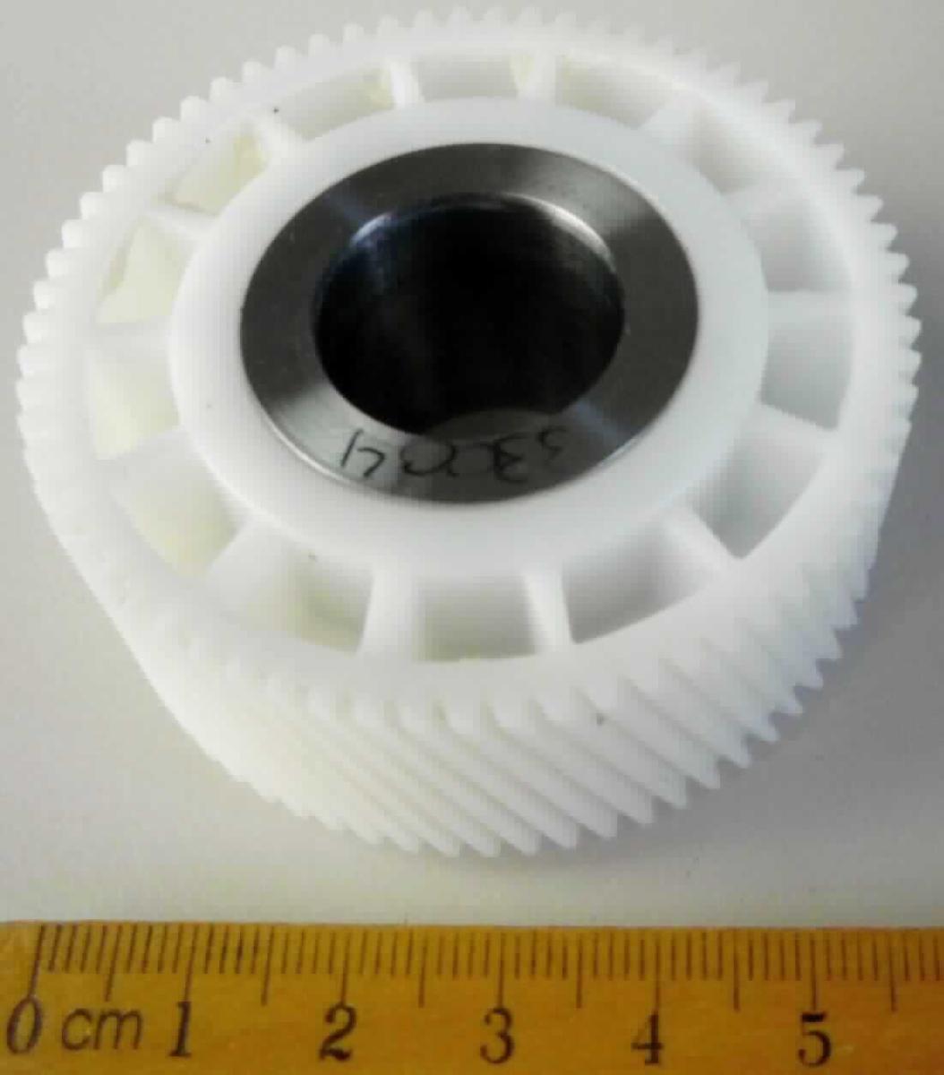 Das Zahnrad mit der Modellbezeichnung M0041212.0004. hat einen Außendurchmesser von ca. 61 mm und ist mit schräg verlaufenden Zähnen ausgestattet. Es besteht aus Kunststoff mit einem Innenring aus Metall (Innendurchmesser ca. 20 mm) und wird in Elektromotoren von E-Bikes verbaut. 

Die Ware wird als "Zahnrad, nicht aus Eisen oder Stahl gegossen, nicht für zivile Luftfahrzeuge" eingereiht.