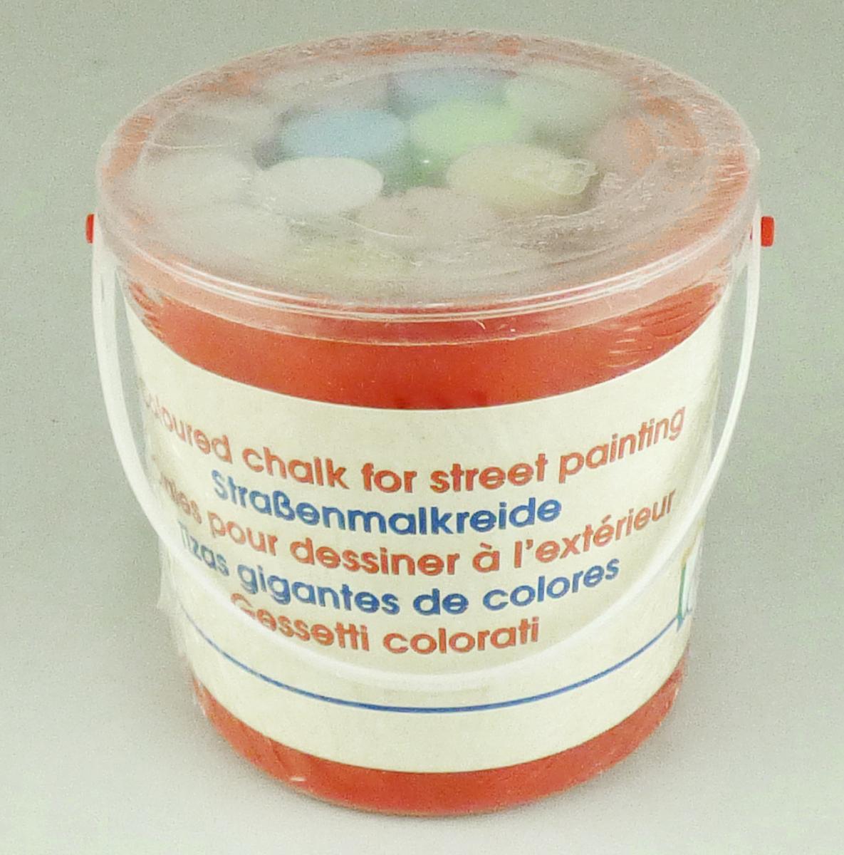 Bei der "Artikel SP401" handelt es sich um Straßenmalkreide in verschiedenen Farben. Die 15 runden Kreidestücke haben einen Durchmesser von ca. 2,5 cm und eine Länge von ca. 11,0 cm.
Die Kreidestücke besitzen keinen festen Schutzmantel und sind in einem Kunststoffeimer mit Deckel und Tragegriff aufgemacht.
 
Die Ware ist als "Schreib- oder Zeichenkreide, ohne festen Schutzmantel, andere als Pastellstifte und Zeichenkohle" einzureihen.