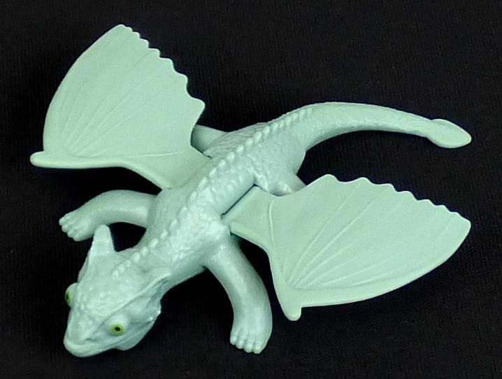 Bei dem durch ein Warenmuster veranschaulichten und als "Drache Toothless, Artikel-Nr. 18185A" bezeichneten Spielzeug handelt es sich um ein nicht menschliches Wesen in Form eines Drachens, der vollständig aus farbigem Kunststoff gefertigt ist. 
Der Drache ist dreidimensional gestaltet und weist einen länglichen Körper mit Kopf und vier Beinen sowie einen langem Schwanz auf. Er ist mit zwei beweglichen Flügeln sowie auf der Unterseite mit zwei kleinen Rollen versehen, so dass er sich auf glatten Oberflächen durch Anstoßen fortbewegen kann. 
Die Ware enthält kein Füllmaterial und dient der spielerischen Unterhaltung insbesondere von Kindern. Sie ist in einem bedruckten Kunststoffbeutel verpackt.

Zolltarifrechtlich liegt "Spielzeug, ein nicht menschliches Wesen darstellend, nicht gefüllt, nicht aus Holz handgearbeitet" vor.