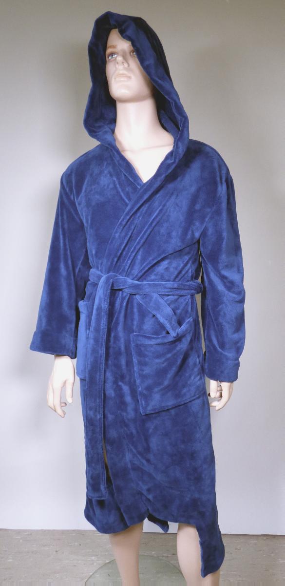 Bademantel, Größe S, Foto siehe Anlage,
- in einem Polybeutel verpackt,
- aus ca. 1,5 mm dicken, einfarbigen Plüschgewirken aus laut Antrag 100 % Polyester (synthetische
  Chemiefasern),
- bis über die Knie reichend (Rückenlänge: ca. 125 cm),
- mit einer Kapuze,
- vorn mit einer durchgehenden Öffnung ohne Verschluss; ohne Hinweise auf den Trägerkreis (unisex),
- mit einem durch Schlaufen gezogenen Bindegürtel aus den oben genannten Plüschgewirken,
- vorn mit zwei aufgesetzten, offenen Taschen,
- am unteren Rand durch Umschlagen und Festnähen gesäumt.

"Bademantel, aus Gewirken, für Frauen, aus Chemiefasern"