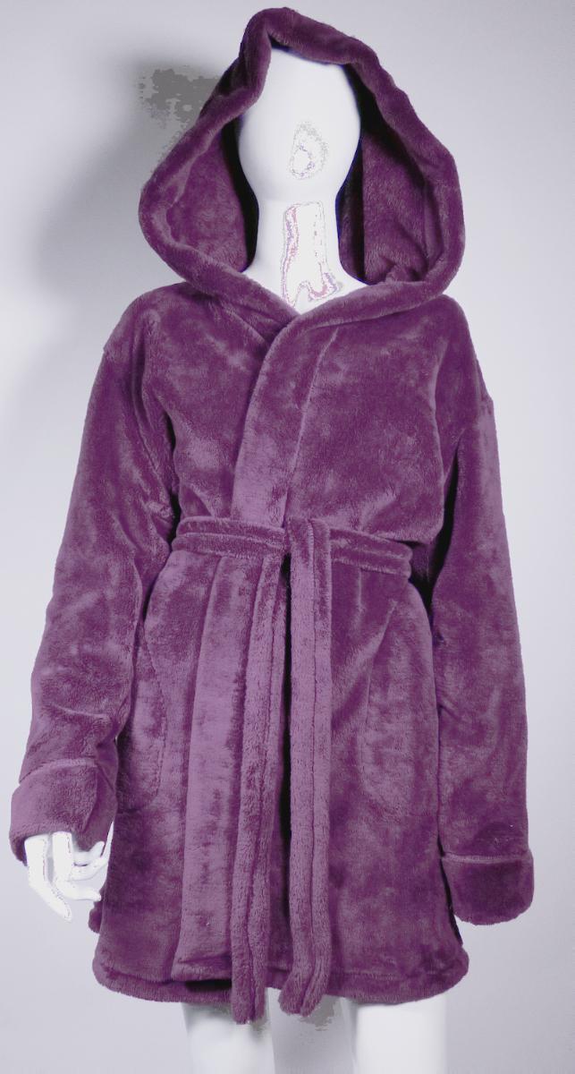 Bademantel, Größe S, Foto siehe Anlage,
- aus ca. 2,9 mm dicken, einfarbigen Plüschgewirken aus laut Antrag 100 % Polyester
  (synthetische Chemiefasern),
- über den halben Oberschenkel reichend (Rückenlänge: ca. 91 cm),
- mit einer Kapuze,
- vorn mit einer durchgehenden Öffnung ohne Verschluss; ohne Hinweise auf den Trägerkreis (unisex),
- mit einem durch Schlaufen gezogenen Bindegürtel aus den oben genannten Plüschgewirken,
- mit zwei eingesetzten, offenen Taschen,
- am unteren Rand durch Umschlagen und Festnähen gesäumt.

"Bademantel, aus Gewirken, für Frauen, aus Chemiefasern"