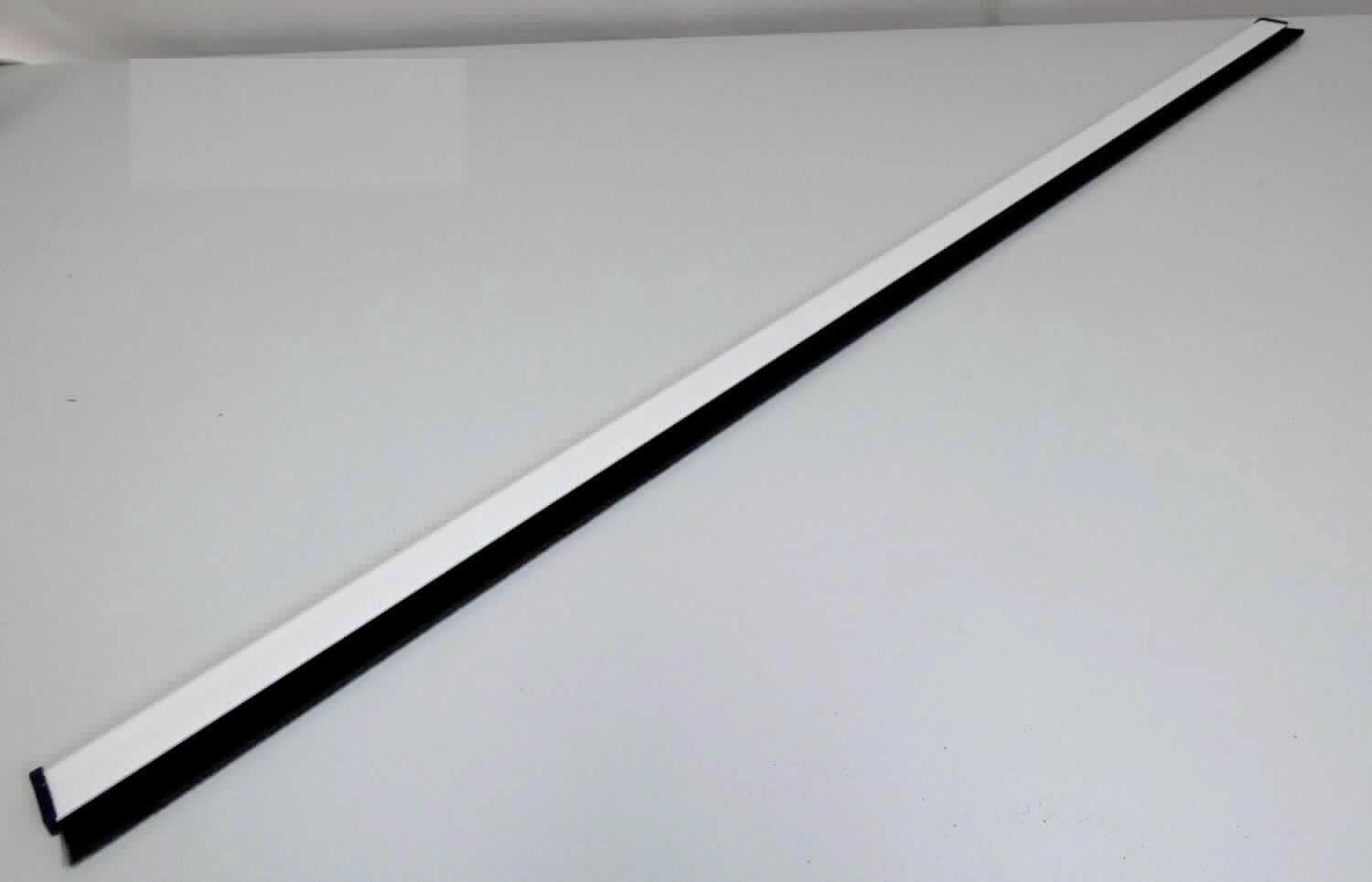 Türbodendichtung, Foto siehe Anlage,
- an einem bedruckten Pappaufhänger befestigt,
- von länglicher Form, in den Abmessungen von ca. 100 cm x 4,3 cm,
- aus einem Profil aus unedlem Metall mit daran befestigten, ca. 1,6 cm langen, synthetischen Monofilen der 
  Position 5404 (mit einem Durchmesser von weniger als 1 mm, damit keine Ware des Kapitels 39) in Art von
  Borsten, in eine Halterung aus Kunststoff eingeschoben,
- auf der Rückseite mit einem Klebestreifen mit Abdeckpapier ausgestattet,   
- durch Zusammenfügen konfektioniert, 
- soll mittels des Klebestreifens an der Unterkante einer Tür befestigt werden und den Spalt zwischen Tür und 
  Boden abdichten und so einen Luftzug und das Eindringen von Schmutz usw. verhindern, 
- aufgrund der raumbezogenen Funktion kennzeichnet sich die Türbodendichtung als Ware zur Innenausstattung 
  und wird damit nicht von Warenkreis der Position 5609 erfasst,
- die synthetischen Monofile der Position 5404, die die Borsten bilden, bestimmen insbesondere in Hinblick auf die
  Verwendung den Charakter der Ware, damit keine Ware der Position 3916.

"Andere Ware zur Innenausstattung (Türbodendichtung), aus Spinnstoffen, keine Ware der Position 9404, 
 andere als in der Unterposition 6304 91 genannte, aus synthetischen Chemiefasern, andere als in der
 Unterposition 6304 9300 10 genannte"