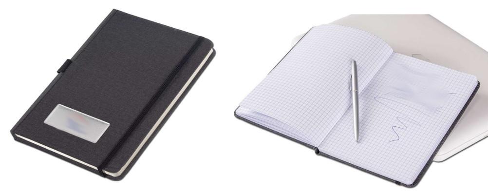 Es handelt sich um ein gebundenes (Fadenheftung) Notizbuch (Format: DIN A5, Umfang: 80 Blatt aus Papier) mit einem festen Einband aus Pappe, der auf der Außenseite ein graumeliertes Leinendesign aufweist. Die Blätter sind beidseitig kariert einfarbig bedruckt und beinhalten kein Kalendarium.
Das Notizbuch ist mit einem gummielastischen Band zum Verschließen sowie einer Schlaufe für Schreibgeräte ausgestattet und dient zum Eintragen von persönlichen Notizen.

Abbildung siehe Anlage.

Derartige Waren gehören als "Notizbücher ohne Kalendarium, aus Papier oder Pappe" zur Codenummer 4820 10 30 00 0 des Zolltarifs, da es sich um eine aus verschiedenen Stoffen zusammengesetzte Ware handelt, deren wesentlicher Charakter nach dem Umfang und der Bedeutung für die Verwendung durch das Papier bestimmt wird.