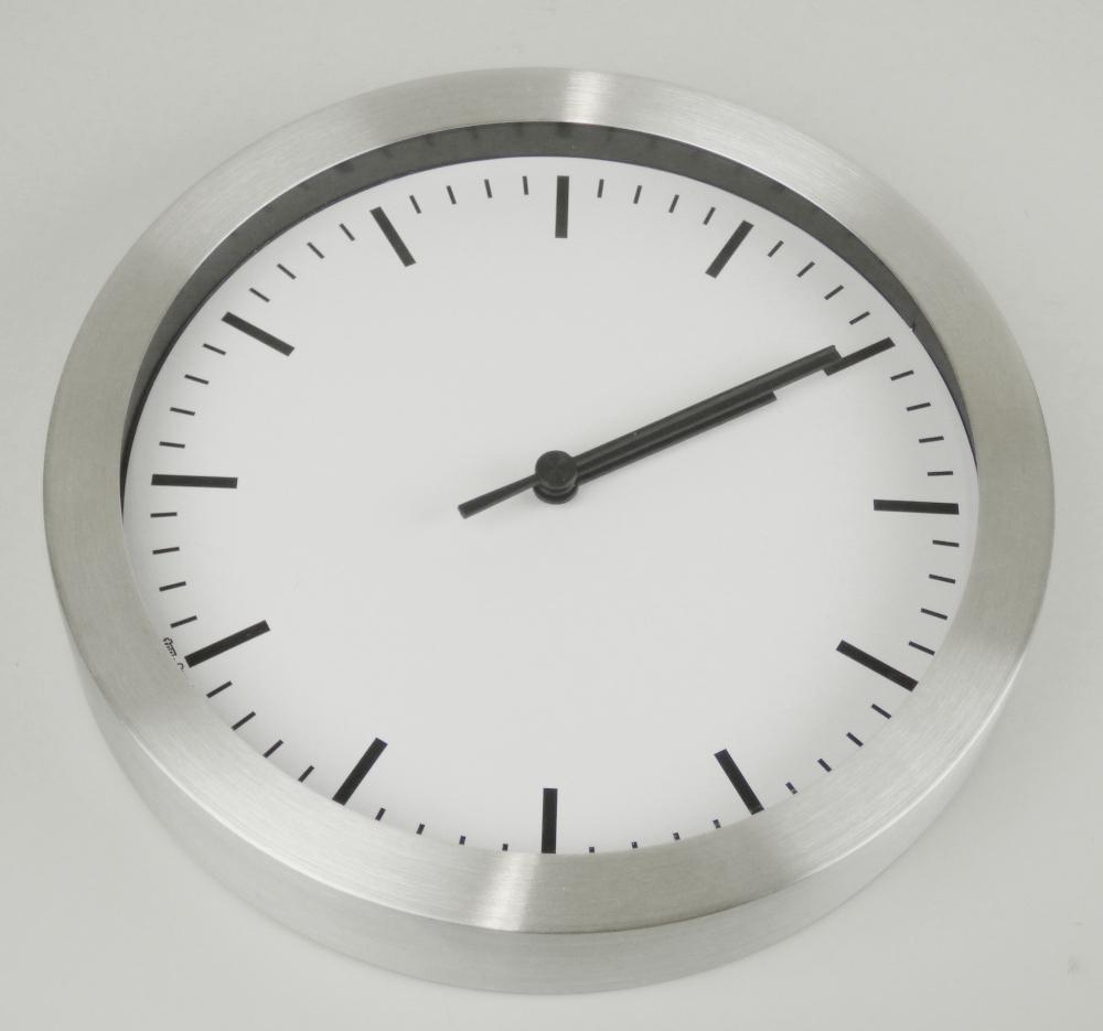 Bei der Ware handelt es sich um eine ca. 250 x 40 mm (Ø x Dicke) große runde, elektrisch betriebene Wanduhr, mit einem Gehäuse aus Aluminium und einer Abdeckung aus Glas (lt. Astin) mit Stunden-, Minuten- und Sekundenzeiger.
Das weiße Zifferblatt weist eine Stunden- und Minutenunterteilung in Form von Strichen auf.
Auf der Rückseite der Uhr befindet sich ein Kunststofffach zur Aufnahme des Uhrwerks und der Batterie. Das Quarzuhrwerk, mit den Maßen 57 x 55 x 12 mm (Länge x Breite x Dicke), stellt sich nicht als Kleinuhr-Werk dar.

Das Zifferblatt kann individuell mit einem Logo bedruckt werden.

Die Wanduhr ist zusammen mit einer Batterie in einem Pappkarton verpackt.

Die Ware ist als „andere als von den Positionen 9101 bis 9104 erfasste Uhr, Wanduhr, elektrisch betrieben“ einzureihen.