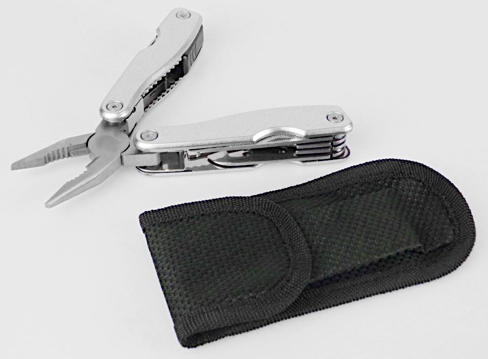 „Multi Tool Set“
aus verschiedenen Bestandteilen zusammengesetzte Ware, vollständig aus unedlem Metall, bestehend aus

- einer mit freiem Arm zu handhabenden Spitzzange (charakterbestimmend)

- mit einem Seitenschneider, einem Messer mit glattem Schliff, einem Messer mit Wellenschliff,
  einem kleinen und einem großen Schlitzschraubendreher, einem Kreuzschlitzschraubendreher,
  einem Flaschenöffner mit Dosenöffner, einer Feile, Stech- und Bohrahle, unlösbar, ausklappbar
  und arretierbar in die Griffschalen eingesetzt

- zusammengeklappt sind die Zangenbacken zwischen den übrigen arbeitenden Teilen in den
  Griffschalen untergebracht

- Abmessungen in zusammengeklapptem Zustand 100 x 45 x 20 mm

- gemeinsam mit einem passgenauen und zum dauernden Gebrauch geeigneten 
  Etui aus Spinnstoff mit Gürtelschlaufe in einer Einzel- Geschenkverpackung aufgemacht

Abbildung siehe Anlage.

Derartige Erzeugnisse gehören als "Zangen, mit arbeitendem Teil aus unedlem Metall" zur Codenummer 8203 2000 00 0 des Zolltarifs.