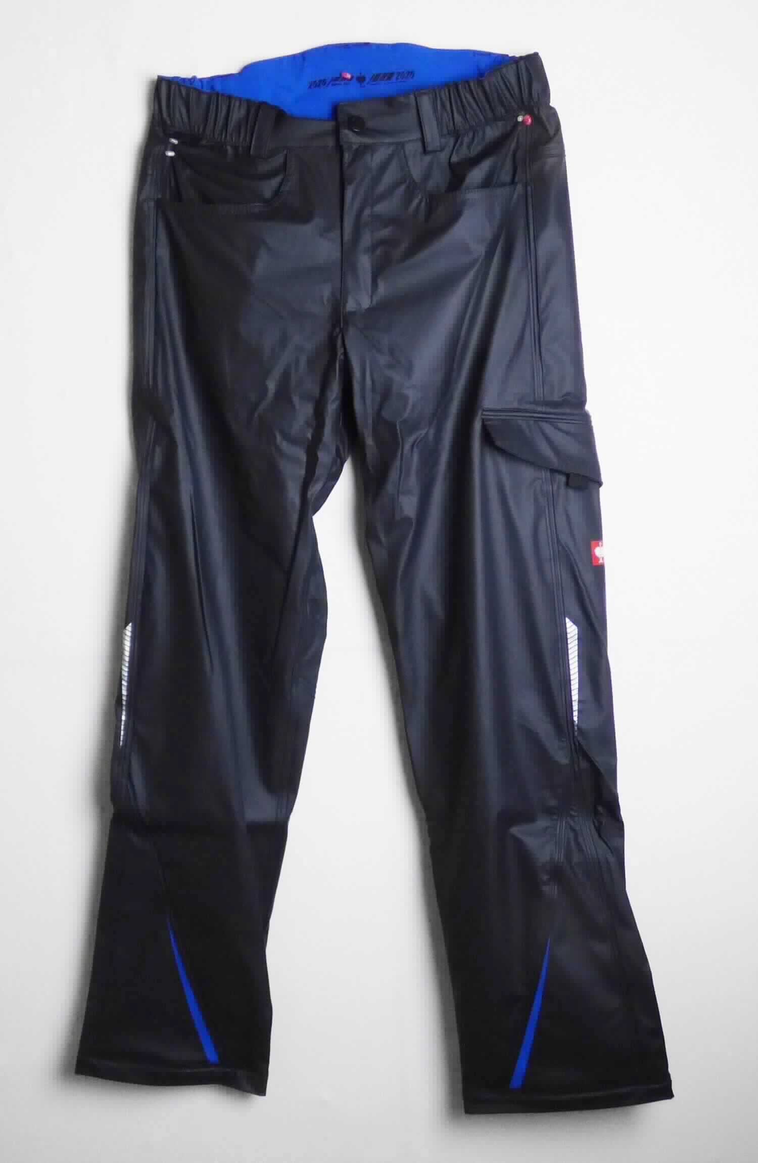 Lange Hose, sog. Regenbundhose e.s.motion 2020 superflex, Art. 7841044, Größe 44, Foto siehe Anlage,
- in einem Polybeutel verpackt,
- aus einfarbigen, ca. 0,4 mm dicken, einseitig (Außenseite) mit einer Folie aus Kunststoff (kein Zellkunststoff)
  laminierten Gewirken der Position 5903 aus laut Antrag 100 % Polyester (synthetische Chemiefasern),
- in der Taille abschließend; mit einem angesetzten Taillenbund mit Gürtelschlaufen,
- vorn mit einer Öffnung mit Reißverschluss und Patte von links über rechts, die im Bund mit einem Druckknopf 
  geschlossen wird,
- auf der Vorderseite mit drei eingesetzten Taschen; mit zwei eingesetzten Gesäßtaschen mit Patte,
- mit knöchellangen Hosenbeinen, an den Beinabschlüssen durch Umschlagen und Festnähen gesäumt.

"Kleidung aus Gewirken der Position 5903"