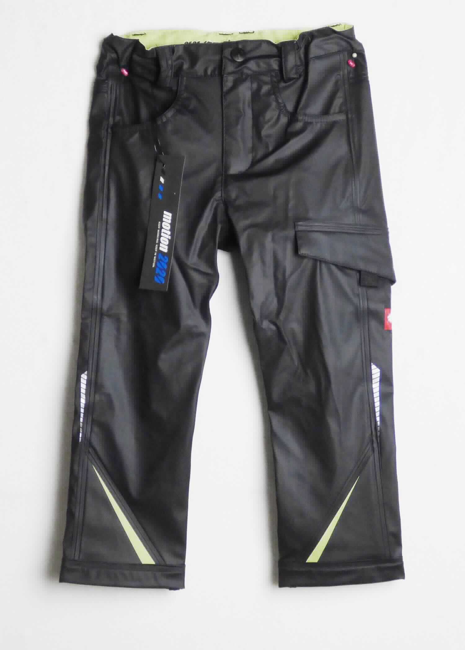Lange Hose, sog. Regenbundhose e.s.motion 2020 superflex Kinder, Art. 7839411, Größe 98/104, Foto siehe Anlage,
- in einem Polybeutel verpackt,
- aus einfarbigen, ca. 0,4 mm dicken, einseitig (Außenseite) mit einer Folie aus Kunststoff (kein Zellkunststoff)
  laminierten Gewirken der Position 5903 aus laut Antrag 100 % Polyester (synthetische Chemiefasern),
- in der Taille abschließend; mit einem angesetzten Taillenbund mit Gürtelschlaufen,
- vorn mit einer Öffnung mit Reißverschluss und Patte von links über rechts, die im Bund mit einem Druckknopf 
  geschlossen wird,
- auf der Vorderseite mit drei eingesetzten Taschen; mit einer eingesetzten Gesäßtasche mit Patte,
- mit knöchellangen Hosenbeinen, an den Beinabschlüssen durch Umschlagen und Festnähen gesäumt.

"Kleidung aus Gewirken der Position 5903"