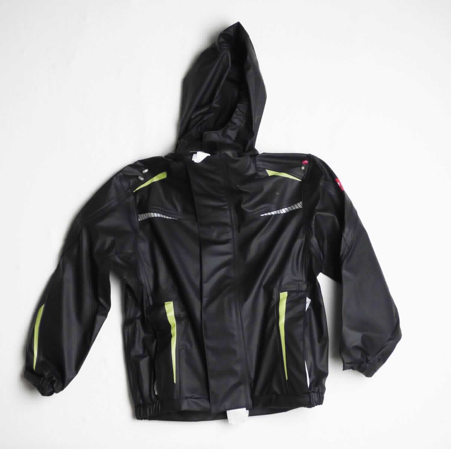 Blouson, sog. Regenjacke e.s.motion 2020 superflex Kinder, Art. 7838411, Größe 98/104, Foto siehe Anlage,
- in einem Polybeutel verpackt,
- aus ca. 0,4 mm dicken, einfarbigen, einseitig (Außenseite) mit Kunststoff (kein Zellkunststoff) laminierten Gewirken 
  der Position 5903 aus laut Antrag 100 % Polyester (synthetische Chemiefasern),
- über den Schritt reichend (Rückenlänge: ca. 44 cm),
- mit einer abtrennbaren Kapuze,
- mit einem Stehkragen,
- vorn mit einer durchgehenden Öffnung mit einem bis in die Kragenspitzen reichenden Reißverschluss, am
  Kragenrand mit einer kurzen Überlappung von rechts auf links, verdeckt von einer Patte mit Klettverschluss von 
  links auf rechts,
- mit langen Ärmeln, die über den unteren Rand des Kleidungsstücks hinausreichen, an den Ärmelabschlüssen 
  elastisch verengt,
- mit reflektierenden Aufdrucken ausgestattet,
- mit zwei eingesetzten Taschen mit Patte und Reißverschluss unterhalb der Taille,
- am unteren Rand mit einem Tunnelzug verengt.

"Kleidung aus Gewirken der Position 5903"