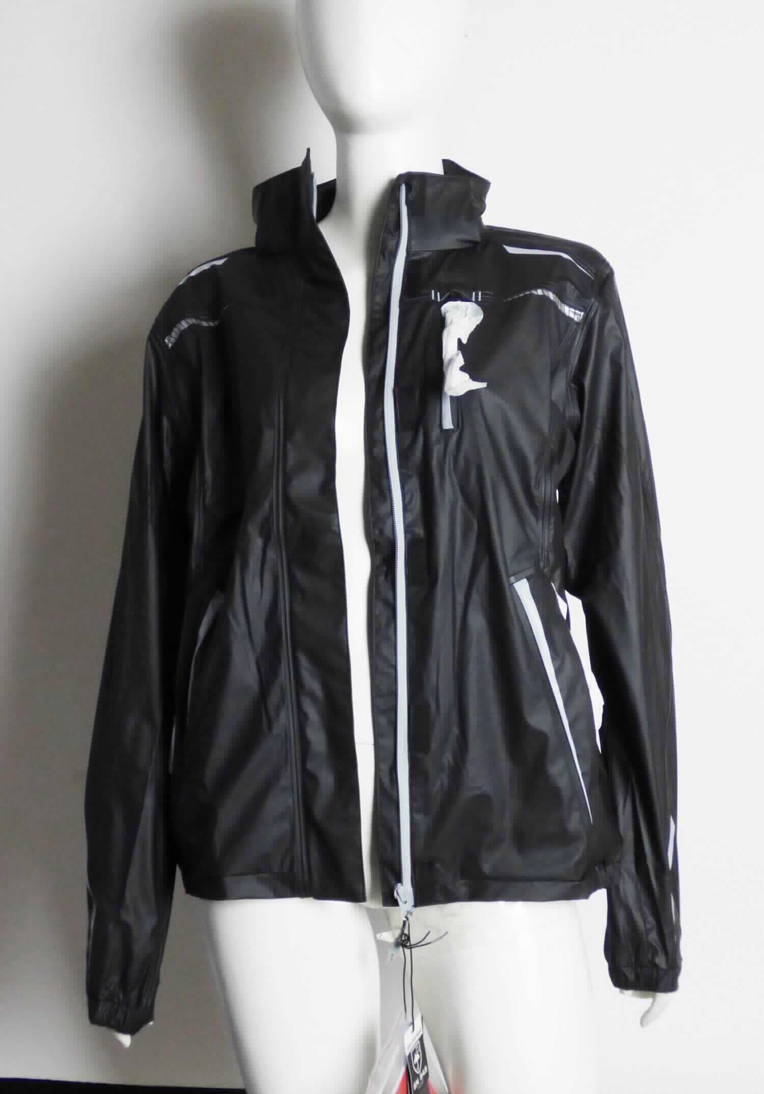 Blouson, sog. Regenjacke e.s.motion 2020 superflex Damen, Art. 7842334, Größe XS, Foto siehe Anlage,
- in einem Polybeutel verpackt,
- aus ca. 0,4 mm dicken, einfarbigen, einseitig (Außenseite) mit Kunststoff (kein Zellkunststoff) laminierten Gewirken 
  der Position 5903 aus laut Antrag 100 % Polyester (synthetische Chemiefasern),
- über den Schritt reichend (Rückenlänge: ca. 69 cm),
- mit einer abtrennbaren Kapuze,
- mit einem Stehkragen,
- vorn mit einer durchgehenden Öffnung mit einem bis in die Kragenspitzen reichenden Reißverschluss, am
  Kragenrand mit einer kurzen Überlappung von links auf rechts, verdeckt von einer Patte mit Klettverschluss von 
  rechts auf links,
- mit langen Ärmeln, die über den unteren Rand des Kleidungsstücks hinausreichen, an den Ärmelabschlüssen 
  elastisch verengt,
- mit reflektierenden Aufdrucken ausgestattet,
- mit mehreren eingesetzten Taschen versehen,
- am unteren Rand mit einem Tunnelzug verengt.

"Kleidung aus Gewirken der Position 5903"