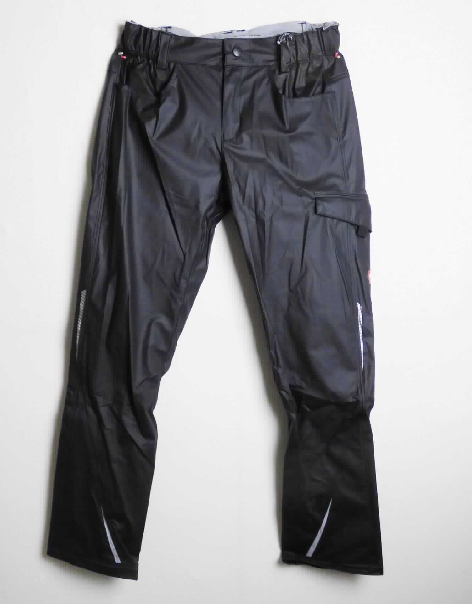 Lange Hose, sog. Regenbundhose e.s.motion 2020 superflex Damen, Art. 7843334, Größe 34, Foto siehe Anlage,
- in einem Polybeutel verpackt,
- aus einfarbigen, ca. 0,4 mm dicken, einseitig (Außenseite) mit einer Folie aus Kunststoff (kein Zellkunststoff)
  laminierten Gewirken der Position 5903 aus laut Antrag 100 % Polyester (synthetische Chemiefasern),
- in der Taille abschließend; mit einem angesetzten Taillenbund mit Gürtelschlaufen,
- vorn mit einer Öffnung mit Reißverschluss und Patte von links über rechts, die im Bund mit einem Druckknopf 
  geschlossen wird,
- auf der Vorderseite mit drei eingesetzten Taschen; mit zwei eingesetzten Gesäßtaschen mit Patte,
- mit knöchellangen Hosenbeinen, an den Beinabschlüssen durch Umschlagen und Festnähen gesäumt.

"Kleidung aus Gewirken der Position 5903"