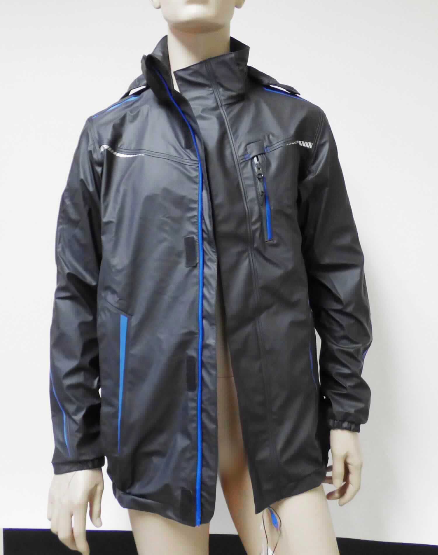 Blouson, sog. Regenjacke e.s.motion 2020 superflex, Art. 7840046, Größe S, Foto siehe Anlage,
- in einem Polybeutel verpackt,
- aus ca. 0,4 mm dicken, einfarbigen, einseitig (Außenseite) mit Kunststoff (kein Zellkunststoff) laminierten Gewirken 
  der Position 5903 aus laut Antrag 100 % Polyester (synthetische Chemiefasern),
- über den Schritt reichend (Rückenlänge: ca. 78 cm),
- mit einer abtrennbaren Kapuze,
- mit einem Stehkragen,
- vorn mit einer durchgehenden Öffnung mit einem bis in die Kragenspitzen reichenden Reißverschluss, am
  Kragenrand mit einer kurzen Überlappung von rechts auf links, verdeckt von einer Patte mit Klettverschluss von 
  links auf rechts,
- mit langen Ärmeln, die über den unteren Rand des Kleidungsstücks hinausreichen, an den Ärmelabschlüssen 
  elastisch verengt,
- mit reflektierenden Aufdrucken ausgestattet,
- mit mehreren eingesetzten Taschen versehen,
- am unteren Rand mit einem Tunnelzug verengt.

"Kleidung aus Gewirken der Position 5903"