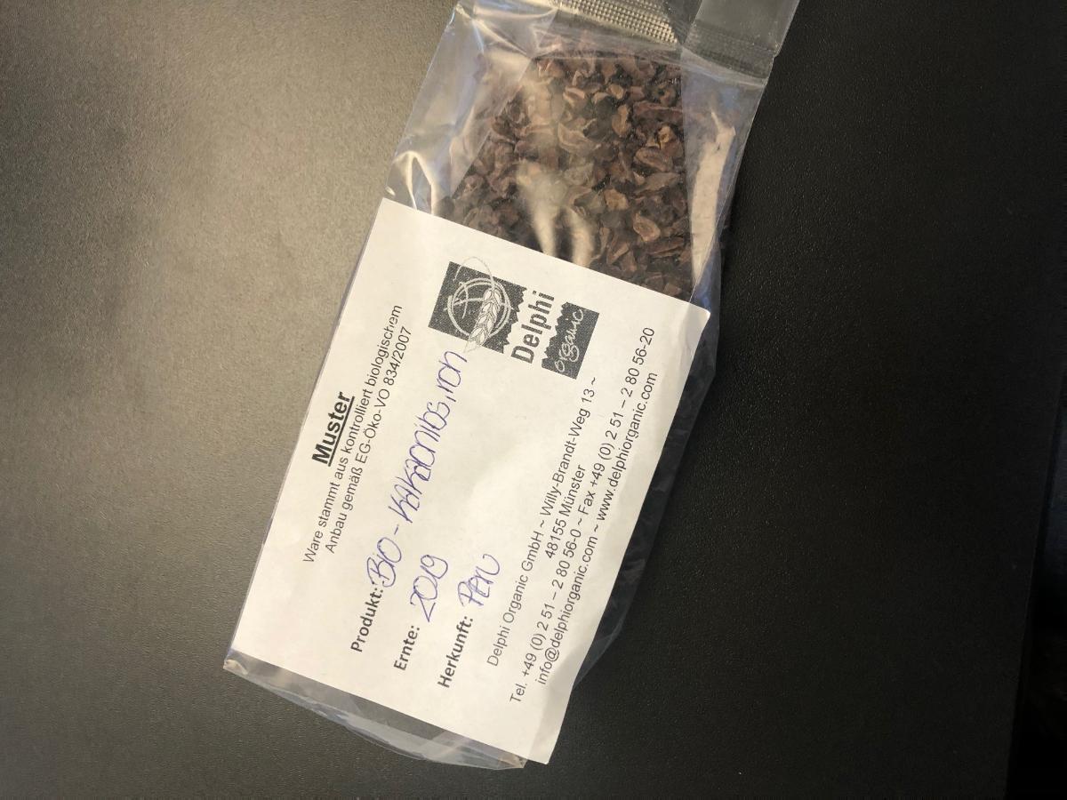 Angaben des Antragstellers:
Kakaonibs; Herkunftsland: Peru
Geschälte, gebrochene und getrocknete Kakaobohnen der Gattung Theobroma cacao
Verpackungseinheit: 15 kg im Karton

Ein Warenmuster wurde nicht vorgelegt.

Befund:
Kakaobohnen und Kakaobohnenbruch, roh oder geröstet