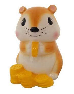 Anderer keramischer Ziergegenstand, sog. Spardose, Foto siehe Anlage,
- glasierte, innen hohle Spardose in Form eines Hamsters,
- mit einer Höhe von ca. 16 cm,
- mit einem Schlitz an der Oberseite zum Einwerfen von Münzen und einer mit einem
  Pfropfen verschlossenen, runden Öffnung an der Unterseite zur Entnahme der Münzen,
- keramisches Erzeugnis; nach der Formgebung gebrannt; tonmineralhaltiges Material
  enthaltend,
- lt. Antrag aus Steingut.

"Anderer keramischer Ziergegenstand (Spardose), aus Steingut"
