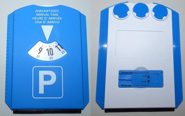 Es handelt sich um eine handelsübliche Parkscheibe aus Kunststoff (Länge x Breite: etwa 15,5 x 11,9 cm), die mit den zum Anzeigen des Parkbeginns (= Ankunftszeit) erforderlichen Aufdrucken versehen ist. Die Parkscheibe weist daneben eine gezahnte Eisbrecherkante (linke Außenkante), eine glatte Schabkante (rechte Außenkante) und eine flexible Abziehlippe aus Kautschuk oder Kunststoff (untere Außenkante) auf. Der Hauptzweck der Parkscheibe wird durch die Aufdrucke, die sie trägt, bestimmt. Auf der Rückseite verfügt die Ware über drei Clip-Halteringe und eine rechteckige Aussparung, in die drei Einkaufswagenchips aus Kunststoff (DEBTI-2209/25-1) und ein Messgerät zur Ermittlung der Tiefe von Reifenprofilen (DEBTI-2212/25-1) eingesteckt sind. Die Parkscheibe ist in einem Tütchen aus Kunststofffolie verpackt.

Abbildung siehe Anlage.

Derartige Waren gehören als "andere als in den Positionen 4901 bis 4910 genannte Drucke, nicht von den Unterpositionen (KN) 4911 1010 bis 4911 9100 erfasst " zur Codenummer 4911 99 00 00 0 des Zolltarifs.