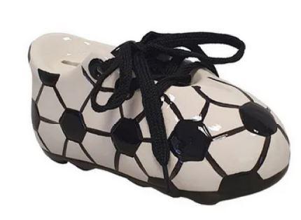 Anderer keramischer Ziergegenstand, sog. Spardose, Foto siehe Anlage,
- glasierte, innen hohle Spardose in Form eines Fußballschuhes,
- mit einer Höhe von ca. 7 cm,
- mit einem Schlitz an der Oberseite zum Einwerfen von Münzen und einer mit einem
  Pfropfen verschlossenen, runden Öffnung an der Unterseite zur Entnahme der Münzen,
- keramisches Erzeugnis; nach der Formgebung gebrannt; tonmineralhaltiges Material
  enthaltend,
- lt. Antrag aus Steingut,
- mit einem Schnürsenkel aus Spinnstoffen.

"Anderer keramischer Ziergegenstand (Spardose), aus Steingut"