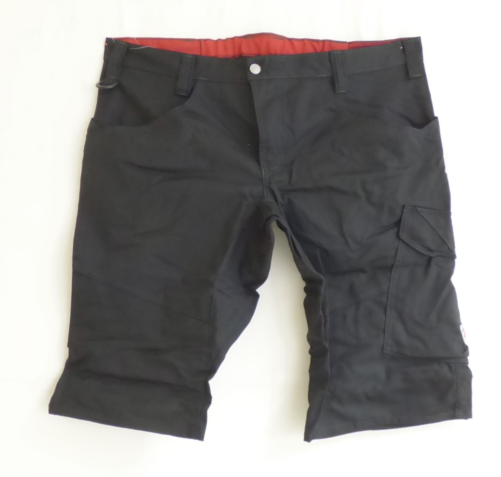 Kurze Hose, sog. BP Shorts, Art. 1993-570-32, Größe 54, Foto siehe Anlage,
- in einer bedruckten Pappbanderole verpackt,
- aus ca. 0,4 mm dicken, einfarbigen Geweben aus laut Antrag 65 % Polyester (synthetische Chemie-
  fasern) und 35 % Baumwolle,
- in der Taille abschließend, mit einem angesetzten, teilweise elastischen Bund mit Gürtelschlaufen,
- vorn mit einer Öffnung mit Reißverschluss und Patte von links über rechts (Männerkleidung), die im
  Taillenbund mit einem Knopf geschlossen wird,
- mit verschiedenen ein- und aufgesetzten Taschen,
- mit kurzen Hosenbeinen, die nicht die Knie bedecken (Seitenlänge: ca. 60 cm),
- an den Beinabschlüssen durch Umschlagen und Festnähen gesäumt.

"Kurze Hose, aus Geweben, für Männer, aus synthetischen Chemiefasern"