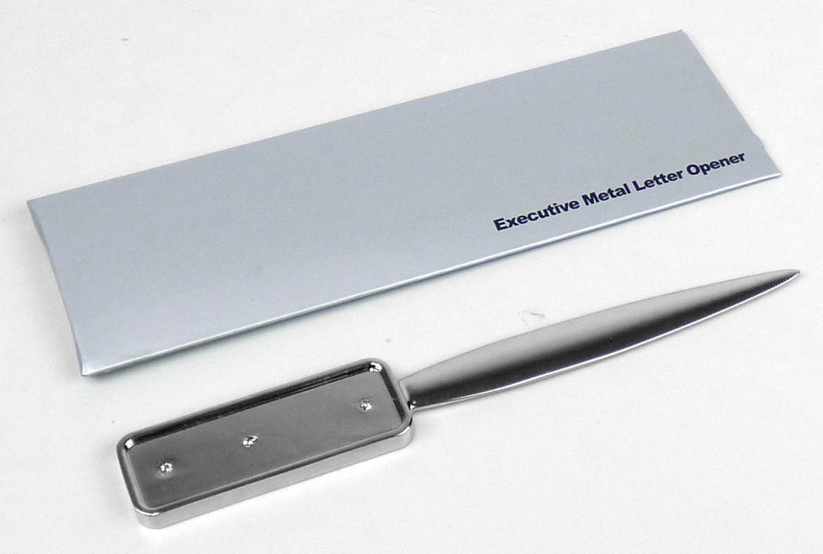 "Brieföffner"
 
- mit freiem Arm zu handhabendes Erzeugnis, vollständig aus unedlem Metall mit langer
  stumpfer Klinge und einem annähernd rechteckigen Griffende, welches mit einer Vertiefung
  (etwa 6,3 cm x 2,0 cm) und zwei Lochungen zum Einsetzen eines Werbelogos (nicht beigefügt)
  versehen ist
 
- Gesamtlänge: etwa 17,7 cm
 
- zum Öffnen von Briefen
 
- in einer bedruckten Faltschachtel aus Pappe verpackt
 
Abbildung siehe Anlage.

Derartige Erzeugnisse gehören als "andere Schneidwaren (Brieföffner), mit arbeitendem Teil aus
unedlem Metall"  zur Codenummer 8214 1000 00 0 des Zolltarifs.