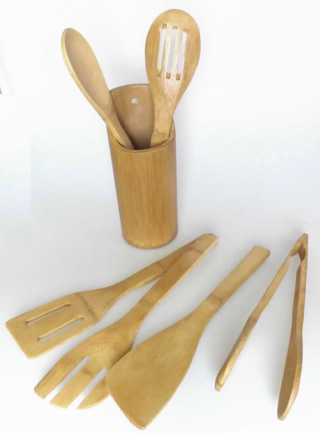 Küchenutensilien-Set
- bestehend aus einer Zange, drei Kochlöffeln und 2 Pfannenwendern mit einer Länge von jeweils
  ca. 30 cm und einem zylindrischen Behältnis (Höhe ca. 21 cm, Durchmesser ca. 9 cm) zur Aufbe-
  wahrung der Geräte,
- aus Bambus (lt. Antragsteller),
- gemeinsam in einer Blisterfolie mit Pappeinleger für den Einzelverkauf aufgemacht,
- zur Verwendung in der Küche.
(Abbildung siehe Anlage)

"Holzware zur Verwendung bei Tisch oder in der Küche, aus Bambus, weder Brotbretter, Schneidbretter und ähnliche Bretter noch Essstäbchen"
