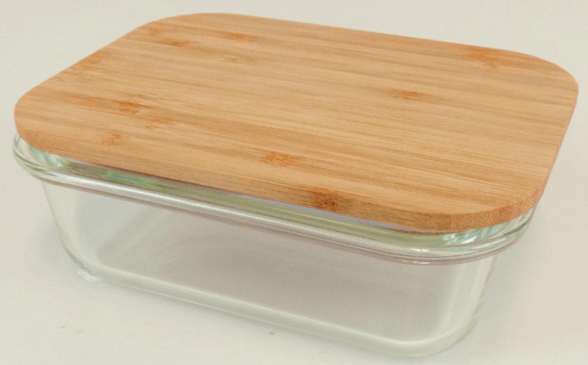Glasware zur Verwendung bei Tisch oder in der Küche, sog. Glasbox, Foto siehe Anlage,
in Form einer zusammengesetzten Ware, bestehend aus:
- einer annähernd rechteckigen Schale mit ca. 5 cm hohen Seitenwänden,
- - aus Glas mit einem linearen Ausdehnungskoeffizienten von 5 x 10^-6 oder weniger
    je Kelvin bei Temperaturen von 0 °C bis 300 °C (laut Antrag Borosilikatglas),
- - mit einem auskragenden Rand,
- einem Deckel,
- - aus Holz (laut Antrag Bambus),
- - mit einer Dichtung aus Kunststoff (laut Antrag Silikon),
- in den Abmessungen: ca. 17 cm (Breite) x 12,5 cm (Tiefe) x 6 cm (Höhe),
- die Schale aus Glas bestimmt nach dem Umfang und ihrer Bedeutung in Bezug auf die
  Verwendung den wesentlichen Charakter der zusammengesetzten Ware,
- soll der Aufbewahrung von Lebensmitteln und der Zubereitung von Speisen in der Glasschale
  in einem Mikrowellengerät dienen.

"Glasware zur Verwendung bei Tisch oder in der Küche (Glasschale), keine Glaskeramik, kein Bleikristall,
 aus Glas mit einem linearen Ausdehnungskoeffizienten von 5 x 10^-6 oder weniger je Kelvin bei
 Temperaturen von 0 °C bis 300 °C"