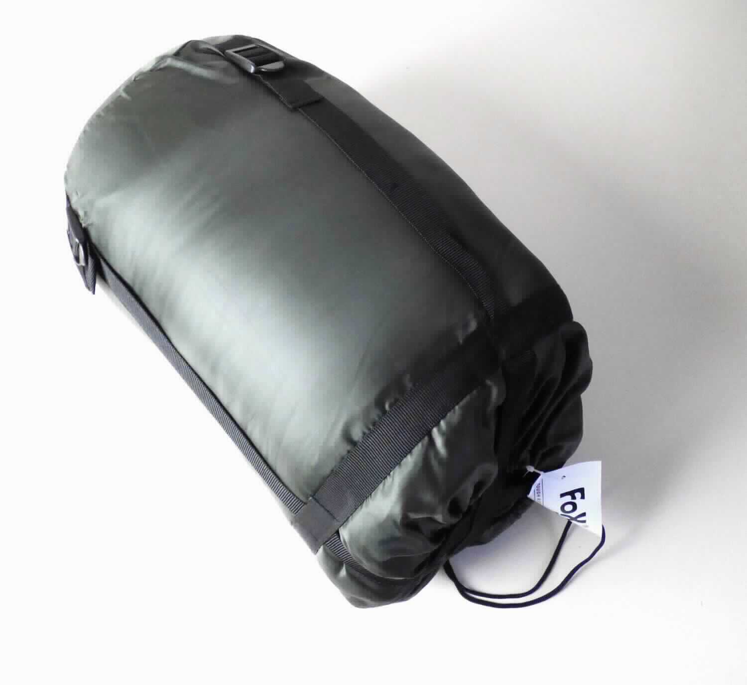 Schlafsack, sog. Mumienschlafsack mit Kopfteil
- mit Außenseite aus Geweben aus synthetischen Chemiefasern (Polyester),
- einer Lage Wattierungsstoff,
- zwei Lagen aus Vliesstoffen,
- einer weiteren Lage Wattierungsstoff,
- einem Futter aus Geweben aus Baumwolle,
- abgesteppt,
- mit Kapuze,
- unten geschlossen,
- Größe 220 x 50 x 75 cm,
- verpackt in einem Beutel.

Das Erzeugnis ist als "den Bettausstattungen ähnliche Ware, Schlafsack, gefüllt" einzureihen.