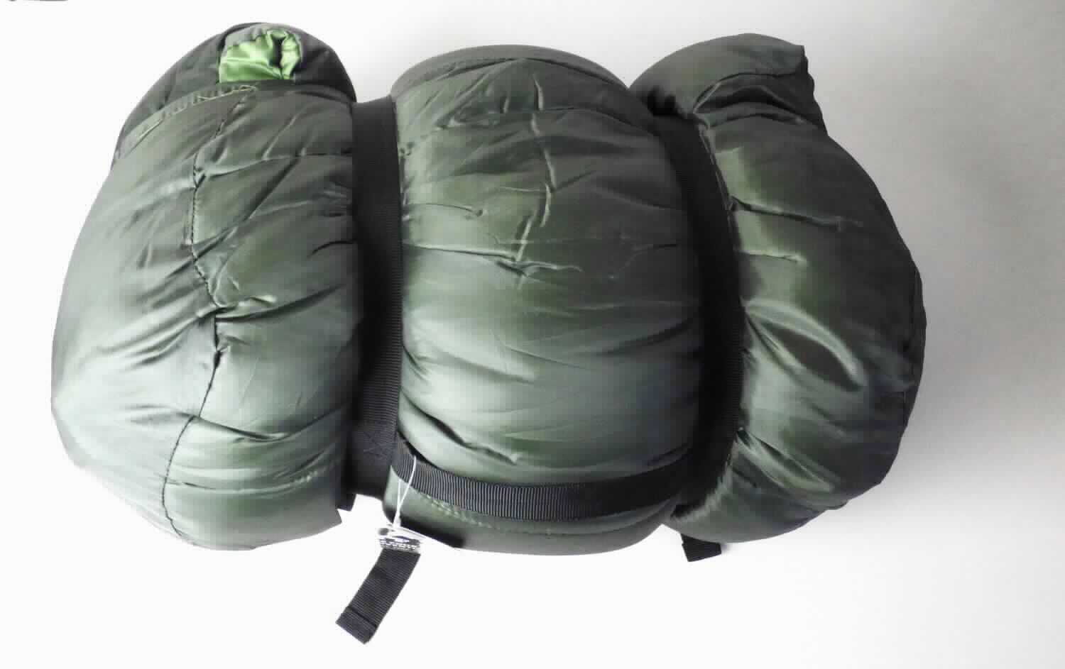Schlafsack, sog. Pilotenschlafsack,
- mit Außenseite aus Geweben aus synthetischen Chemiefasern (Polyester),
- einer Lage Wattierungsstoff,
- zwei Lagen aus Vliesstoffen,
- einer weiteren Lage Wattierungsstoff,
- einem Futter aus Geweben aus Baumwolle,
- abgesteppt,
- einem kapuzenähnlichen Kopfteil, teilweise gepolstert, das gleichzeitig zur Aufnahme des Schlafsackes dient,
- unten geschlossen,
- Größe 190 x 75 cm,
- verpackt in einer Kunststofftüte.

Das Erzeugnis ist als "den Bettausstattungen ähnliche Ware, Schlafsack, gefüllt" einzureihen.