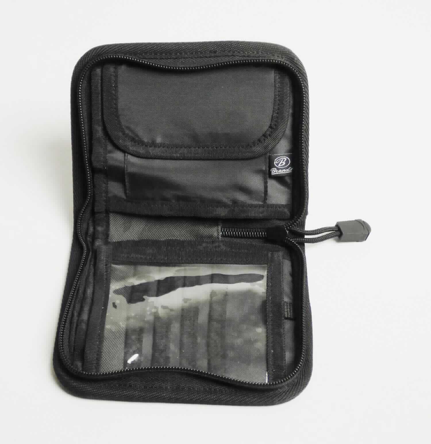 Geldbörse, sog. Wallet, Foto siehe Anlage,
- mit einer Außenseite aus Spinnstoffen, 
- aufklappbar; mit einem dreiseitig umlaufenden Reißverschluss, 
- innen:
- - mit zwei Scheinfächern,
- - mit einem angenähten, klarsichtigen Einsteckfach,
- - mit einem Münzfach mit Klettverschluss,
- - mit sechs weiteren, offenen Einsteckfächern (vier davon im Kartenformat),
- in den Abmessungen: ca. 11 cm (Breite) x 14,5 cm (Höhe) x 2 cm (Tiefe),
- ohne Hinweise auf Handarbeit.

"Geldbörse, Taschen- oder Handtaschenartikel, mit Außenseite aus Spinnstoffen, nicht handgearbeitet"