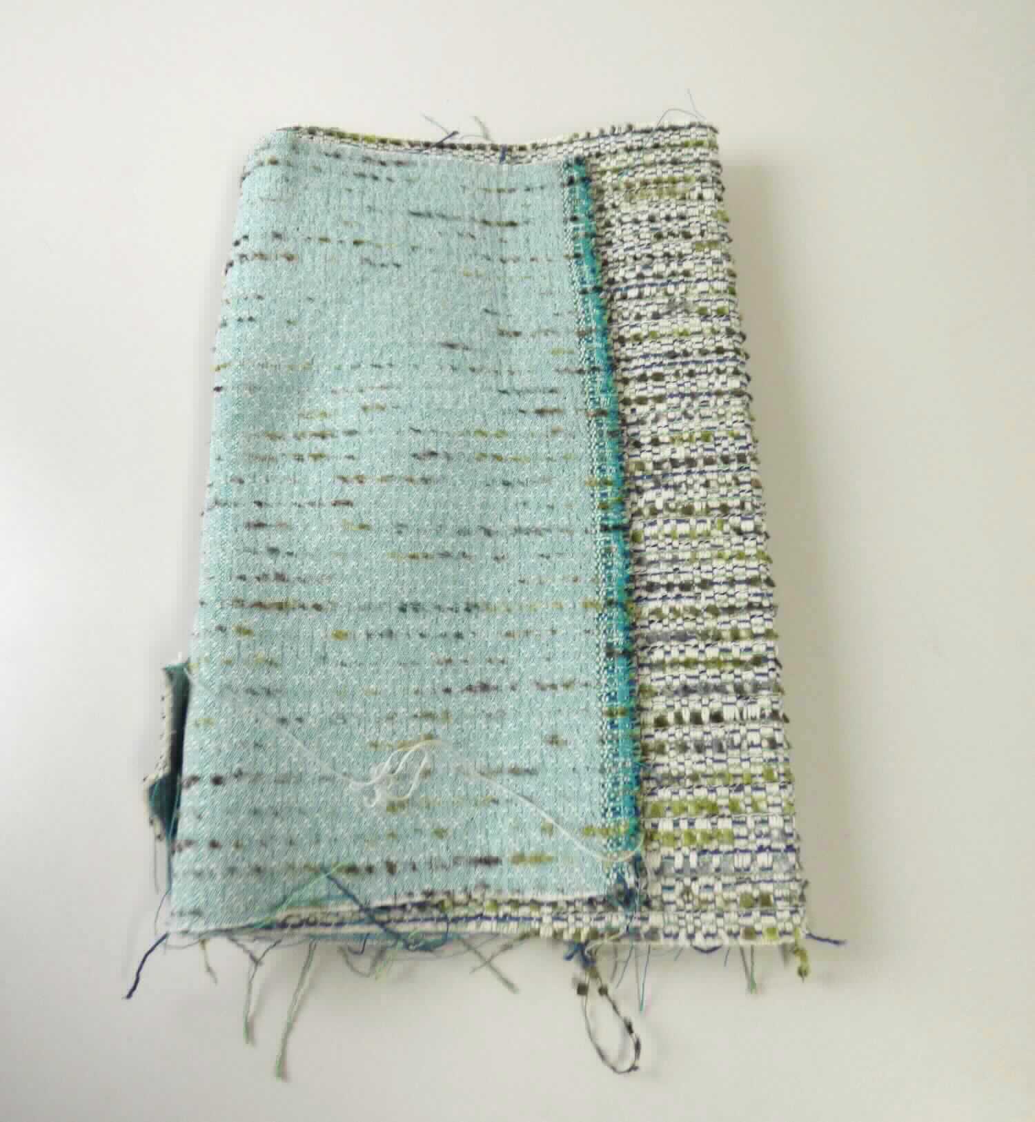 Gewebe, sog. Möbelbezugsstoff, Foto siehe Anlage,
- als Meterware, mit einer Breite von ca. 150 cm,
- laut Untersuchungsergebnis:
-- mit Kettgarnen aus synthetischen Filamenten (Polyester) und Garnen aus Baumwolle,
-- mit Schussgarnen aus synthetischen Spinnfasern (Polyester), Garnen aus synthetischen Spinnfasern
   (Polyester) mit Leinen gemischt, Effektzwirnen aus synthetischen Filamenten (Polyester) und Spinnfasern 
   (Polyester) und bedruckten Garnen (Wirkchenille) aus synthetischen Filamenten (Polyester), 
-- mit einem Gesamtanteil an:
--- synthetischen Spinnfasern von ca. 37,1 GHT,
--- synthetischen Filamenten von ca. 27,4 GHT,
--- Baumwolle von ca. 34,5 GHT, u. a. somit keine Ware der Position 5515,
--- Leinen von ca. 1 GHT,
-- mit einem Quadratmetergewicht von ca. 600 g,
-- buntgewebt,
-- in anderer als Leinwand- oder Köperbindung.

"Gewebe aus synthetischen Spinnfasern, mit einem Anteil an diesen Fasern von weniger als 85 GHT, 
 hauptsächlich mit Baumwolle gemischt, mit einem Quadratmetergewicht von mehr als 170 g, buntgewebt, aus 
 Polyester-Spinnfasern, nicht in Leinwand- oder Köperbindung"