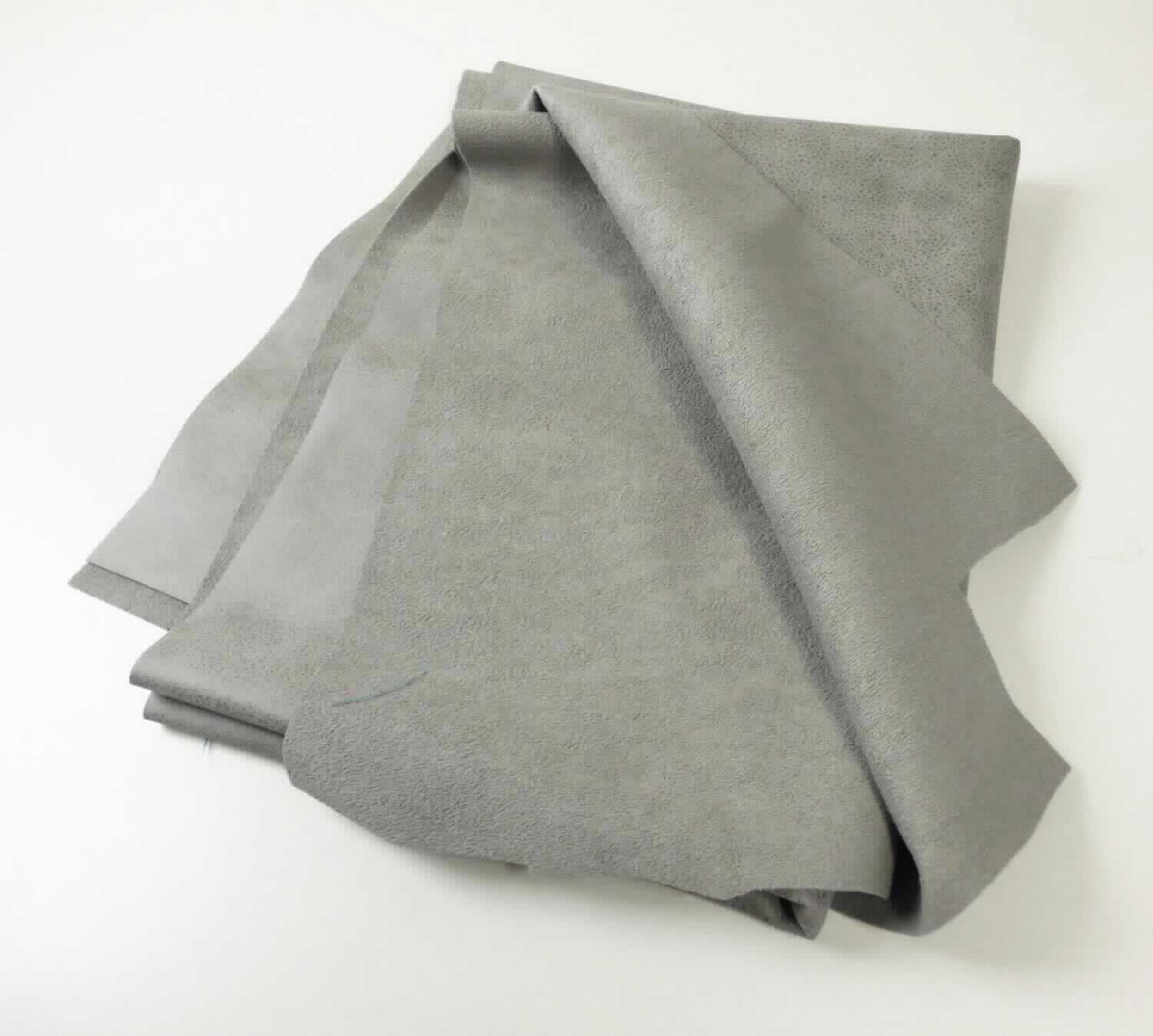 Kettengewirke, sog. Möbelbezugsstoff, Foto siehe Anlage,
- als Meterware, mit einer Breite von mehr als 30 cm,
- laut Untersuchungsergebnis:
-- aus synthetischen Chemiefasern,
-- keine Elastomergarne oder Kautschukfäden enthaltend,
-- bedruckt,
-- einseitig geraut und mit dem bloßen Auge nicht wahrnehmbar mit Kunststoff getränkt,
- kein Samt, Plüsch, Schlingengewirke oder Schlingengestricke.

 
"Kettengewirke, anderes als solche der Positionen 6001 bis 6004, aus synthetischen Chemiefasern, anderes 
 als in der Unterposition 6005 35 genannte, bedruckt"