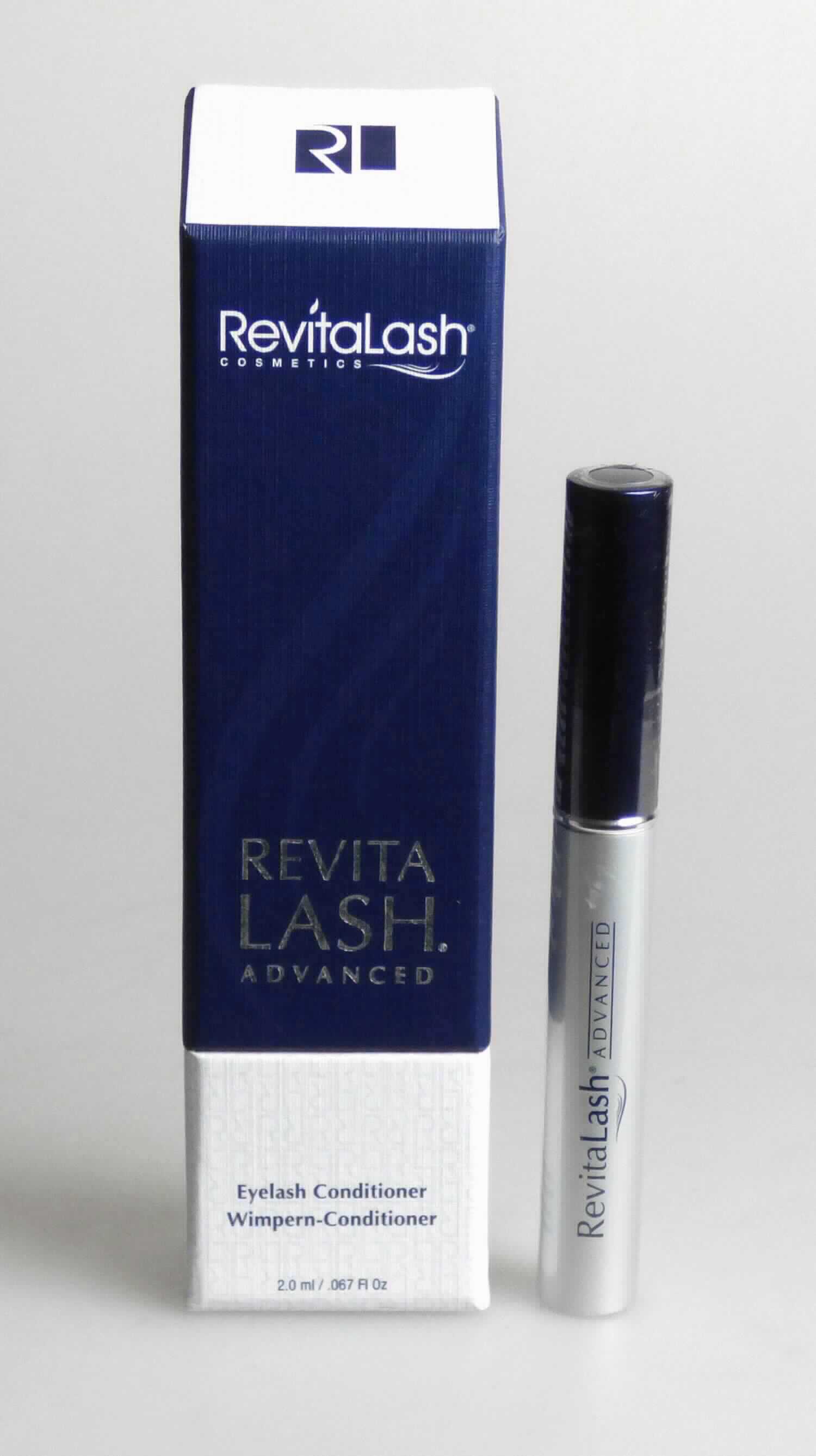 Anderes zubereitetes Schönheitsmittel; Wimpernserum

Bei der Ware handelt es sich nach den vorliegenden Angaben um eine Flüssigkeit, die zur Pflege und Stärkung der Wimpern verwendet werden soll.
Das Erzeugnis ist in einem länglich zylindrischen Behältnis aus Kunststoff mit Schraubdeckel mit integriertem Applikator, umhüllt von einem Pappfaltkarton, für den Einzelverkauf aufgemacht (deklarierter Inhalt 2 ml). Angaben zu den Anwendungsgebieten und zur Zusammensetzung liegen vor. 

Die Ware ist als anderes zubereitetes Schönheitsmittel in die Unterposition 3304 9900 der Kombinierten Nomenklatur einzureihen.