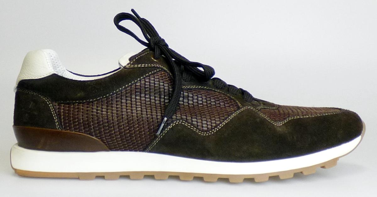 Halbschuhe (laut Antrag „Herrenhalbschuh", Größe 42, Foto siehe Anlage),
- mit Laufsohlen (laut Antrag) aus Kunststoff; ohne Hauptsohle aus Holz,
- mit Oberteil (geschlossenes Blatt) aus Leder (den größten Teil der Außenfläche
  bildend) und Spinnstoff,
- auf das Oberteil ist ein Verstärkungsteil aus Leder aufgesetzt,
- mit Schnürsenkelverschluss,
- ohne Metallschutz in der Vorderkappe,
- nicht den Knöchel bedeckend,
- mit einer Länge der Innensohle von ca. 27,6 cm,
- als Männerschuh erkennbar.

„Schuhe mit Laufsohlen aus Kunststoff und Oberteil aus Leder, andere als in den Unterpositionen
 6403 1200 bis 6403 9991 genannte, für Männer“