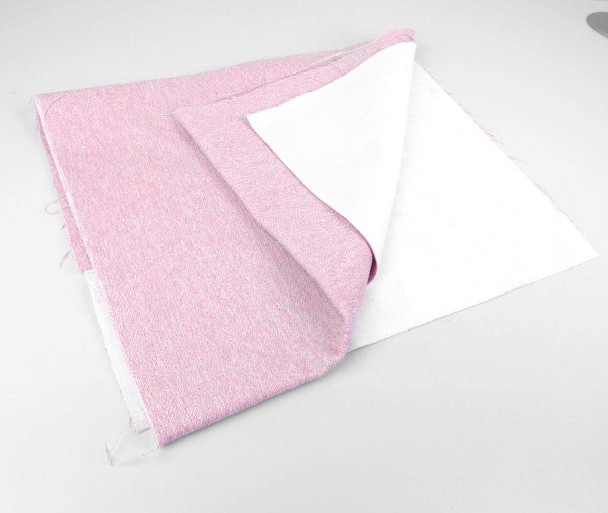 Textillaminat, sog. Möbelbezugsstoff, Foto siehe Anlage,
- als Meterware, mit einer Breite von mehr als 30 cm,
- laut Untersuchungsergebnis:
-- aus zwei mit ihrer ganzen Fläche aufeinanderliegenden und so miteinander durch Kleben verbundenen
   Lagen:
--- mit einer Oberlage (Schauseite):
---- aus einem geschmirgelten, buntgewebten Gewebe in Musterbindung aus ungezwirnten, nicht
      hochfesten Garnen aus texturierten, synthetischen Filamenten (laut Antrag Polyester),
--- mit einer Unterlage:
---- aus einem einfarbigen, gerauten Gewirke (laut Antrag aus Polyester),
- insbesondere im Hinblick auf die Verwendung bestimmt das die Schauseite bildende Gewebe den
  Charakter der Ware.

"Gewebe aus Garnen aus synthetischen Filamenten, anderes als in den Unterpositionen 5407 10 bis 5407 44 genannte, mit einem Anteil an texturierten Polyester-Filamenten von mehr als 85 GHT, buntgewebt"