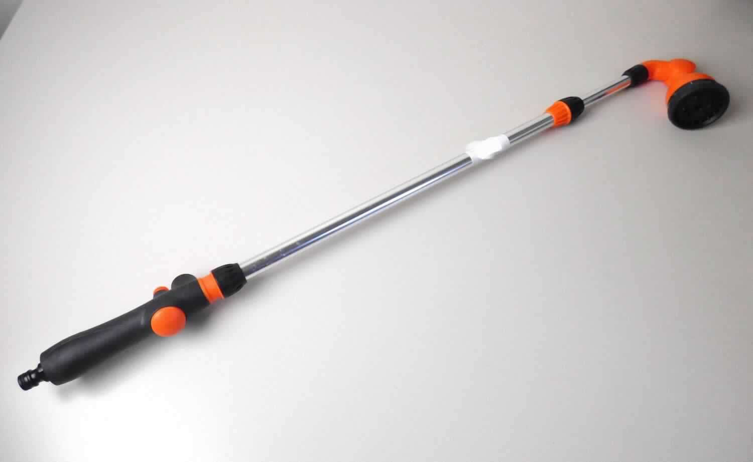 Sog. Multifunktionsgießstab,
aus einem Kunststoffbrausekopf mit Wasserauslassöffnungen (9-fach verstellbar) und einem teleskopierbaren Aluminiumrohr, mit einem Handgriff aus gummierten Kunststoff, mit einem Steckanschluss für einen Wasserschlauchadapter, mit einem federbelasteten Tellerventil zum Öffnen und Schließen sowie einer Klappe zum Regeln des Wasserdurchflusses; zur Bewässerung.

Bei der Ware handelt es sich um eine Kombination aus einem Apparat zum Verteilen bzw. Verspritzen von Flüssigkeiten der Position 8424, aus einem Ventil der Unterposition 8481 8079 und einer Klappe der Unterposition 8481 8085. Da keine keine Haupttätigkeit erkennbar ist, wird die Ware der in dieser Nomenklatur zuletzt genannten Unterposition von den gleichermaßen in Betracht kommenden Unterpositionen zugewiesen.

Die Ware wird als "Armatur für Rohr- oder Schlauchleitungen, nicht von den Unterpositionen 8481 1005 bis 8481 8085 40 erfasst" eingereiht.