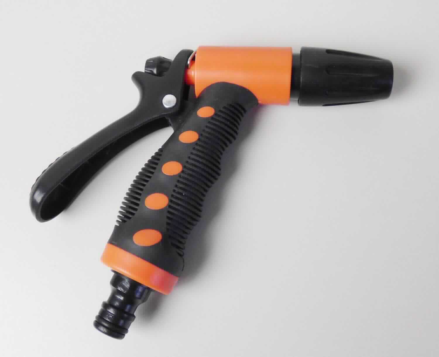 Spritzpistole, sog. Impulsspritze,
in einem Kunststoffgehäuse in Pistolenform mit Steckanschluss für einen Wasserschlauch, mit stufenloser Verstellung zur Regulierung und Verschließen des Wasserstrahls sowie mit einem über einen integrierten Handhebel zu betätigenden Ventil zum Öffnen, Arrettieren und Schließen des Wasserdurchflusses; zum Bewässern.
Bei der Ware handelt es sich um eine kombinierte Maschine aus einer Sprühdüse mit Absperrfunktion (Unterposition 8481 8099) und einem federbelasteten Ventil (Unterposition 8481 8079), wobei keine Haupttätigkeit erkennbar ist. 
Dementsprechend wird die Ware der von den gleichermaßen in Betracht kommenden Unterpositionen in dieser Nomenklatur zuletzt genannten Unterposition zugewiesen.

Das Erzeugnis ist als "Armatur für Schlauchleitungen, nicht erfasst von den Unterpositionen 8481 10 - 8481 8089 70" einzureihen.