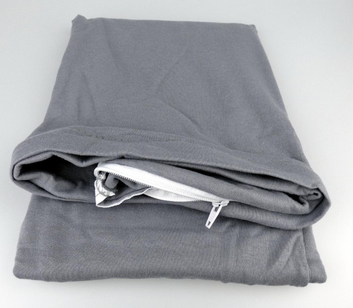 Bettwäsche, sog. Doppelpack Kissenbezüge, Foto siehe Anlage,
- laut Antrag als zweiteiliges Set in einem Polybeutel mit bedruckter Pappkarte verpackt,
- quadratisch; in den Abmessungen laut Antrag von 50 cm x 50 cm,
- aus einfarbigen Gewirken aus laut Antrag 100 % Baumwolle,
- durch Zusammennähen konfektioniert,
- an einer Seite mit Öffnung mit Reißverschluss zum Einstecken einer Kissenfüllung,
- wird üblicherweise gewaschen und kennzeichnet sich nach Verwendungszweck und
  Materialbeschaffenheit als Bettwäsche.

"Bettwäsche, aus Spinnstoffen, aus Gewirken"
