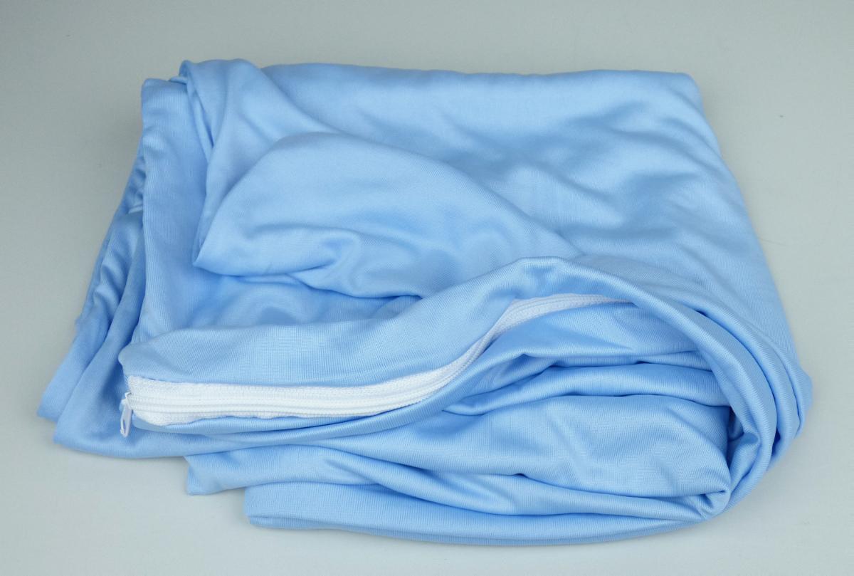 Bettwäsche, sog. Doppelpack Kissenbezug, Foto siehe Anlage,
- laut Antrag als zweiteiliges Set in einem Polybeutel mit bedruckter Pappkarte verpackt,
- annähernd rechteckig; in den Abmessungen laut Antrag von 40 cm x 145 cm,
- aus einfarbigen Gewirken aus laut Antrag 100 % Polyester (synthetische Chemiefasern),
- durch Zusammennähen konfektioniert,
- an einer Schmalseite mit Öffnung mit Reißverschluss zum Einstecken einer Kissenfüllung,
- wird üblicherweise gewaschen und kennzeichnet sich nach Verwendungszweck und
  Materialbeschaffenheit als Bettwäsche.

"Bettwäsche, aus Spinnstoffen, aus Gewirken"