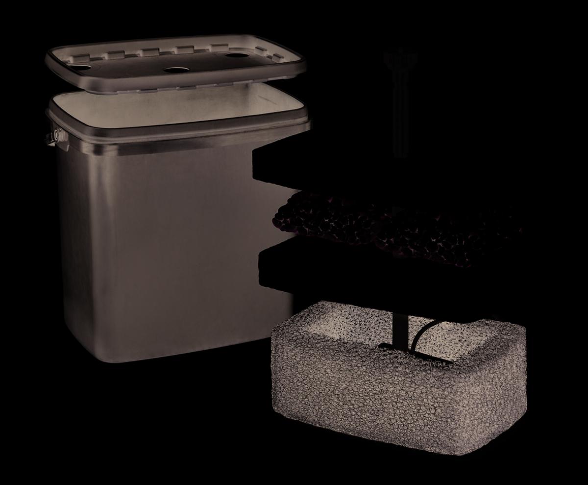 Teichfilterbox,
- aus einem annähernd quaderförmigen Gehäuse aus Kunststoff (Abmessung L x B x H
  ca. 29 x 21 x 26,5 cm), mit Wassereinlassöffnungen, Filtermedien (Schwämme, Netze
  ohne die benötigten Steine) und Stromanschlusskabel (Abbildung siehe Anlage),
- nach Anschluss an eine Pumpe zum Filtern und Reinigen des Teichwassers bestimmt.

"Apparat zum Filtrieren oder Reinigen von Flüssigkeiten (Wasser), keine Ware der
 TARIC-Codes 8421 2100 10 oder 8421 2100 20 - sog. Teichfilterbox"