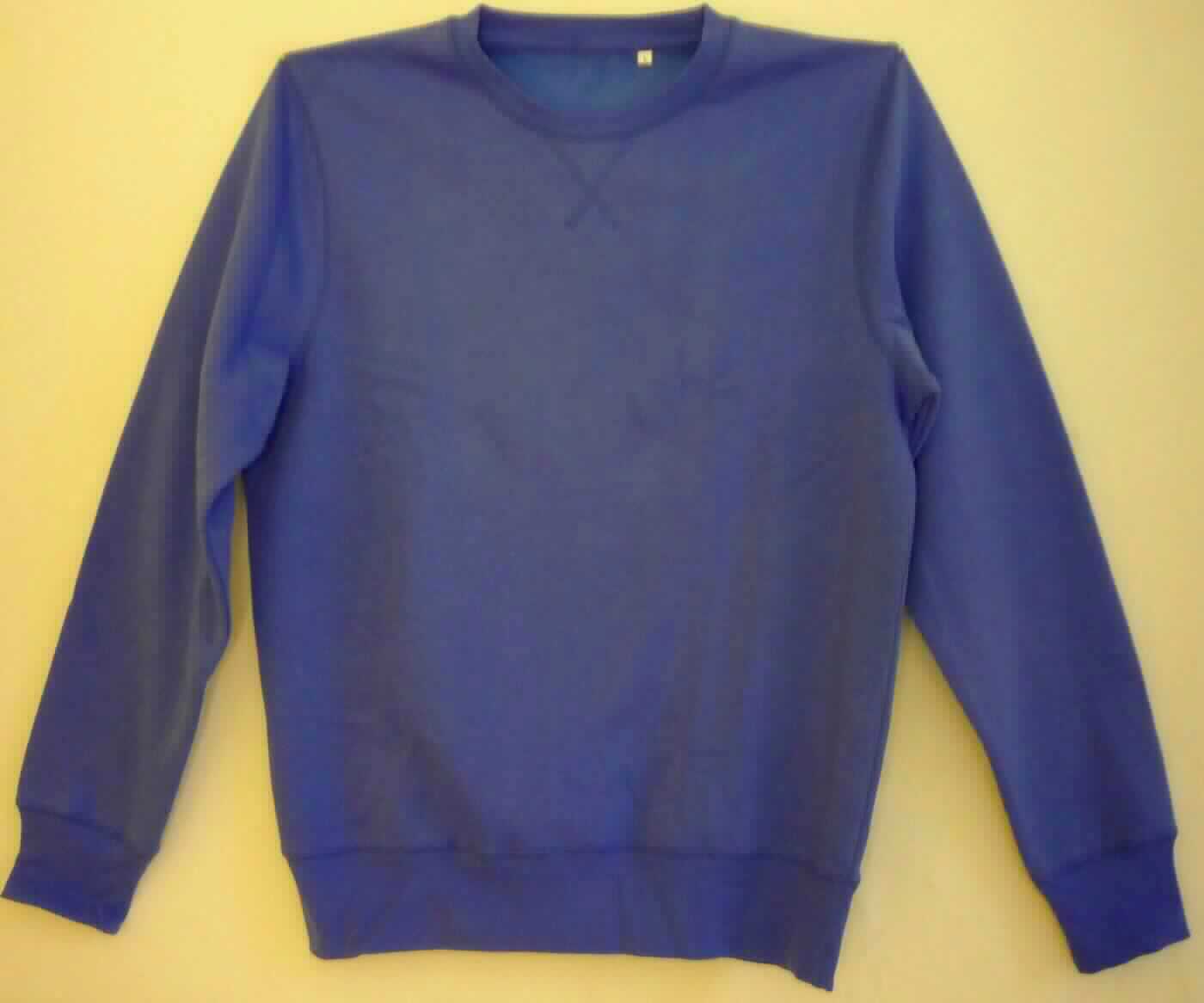 Pullover, sog. X.O Sweater Men, Art. 1699, Größe L, Foto siehe Anlage,
- in einem Polybeutel verpackt,
- aus ca. 1,3 mm dicken, einfarbigen Gewirken aus laut Antrag 70 % Baumwolle und 30 % Polyester (synthetische
  Chemiefasern), u. a. aufgrund der Gewirkedicke kein Unterziehpulli,
- bis über den Schritt reichend (Rückenlänge: ca. 74 cm),
- mit einem runden Halsausschnitt mit einer gerippt gewirkten Randeinfassung,
- ohne Öffnung und ohne Verschluss,
- ohne Hinweise auf den Trägerkreis (unisex),
- mit langen Ärmeln; an den Ärmelenden mit gerippt gewirkten, verengenden Bündchen,
- am unteren Rand mit einem angesetzten, gerippt gewirkten, verengenden Bund.

"Pullover, aus Gewirken, aus Baumwolle, kein Unterziehpulli, für Frauen"