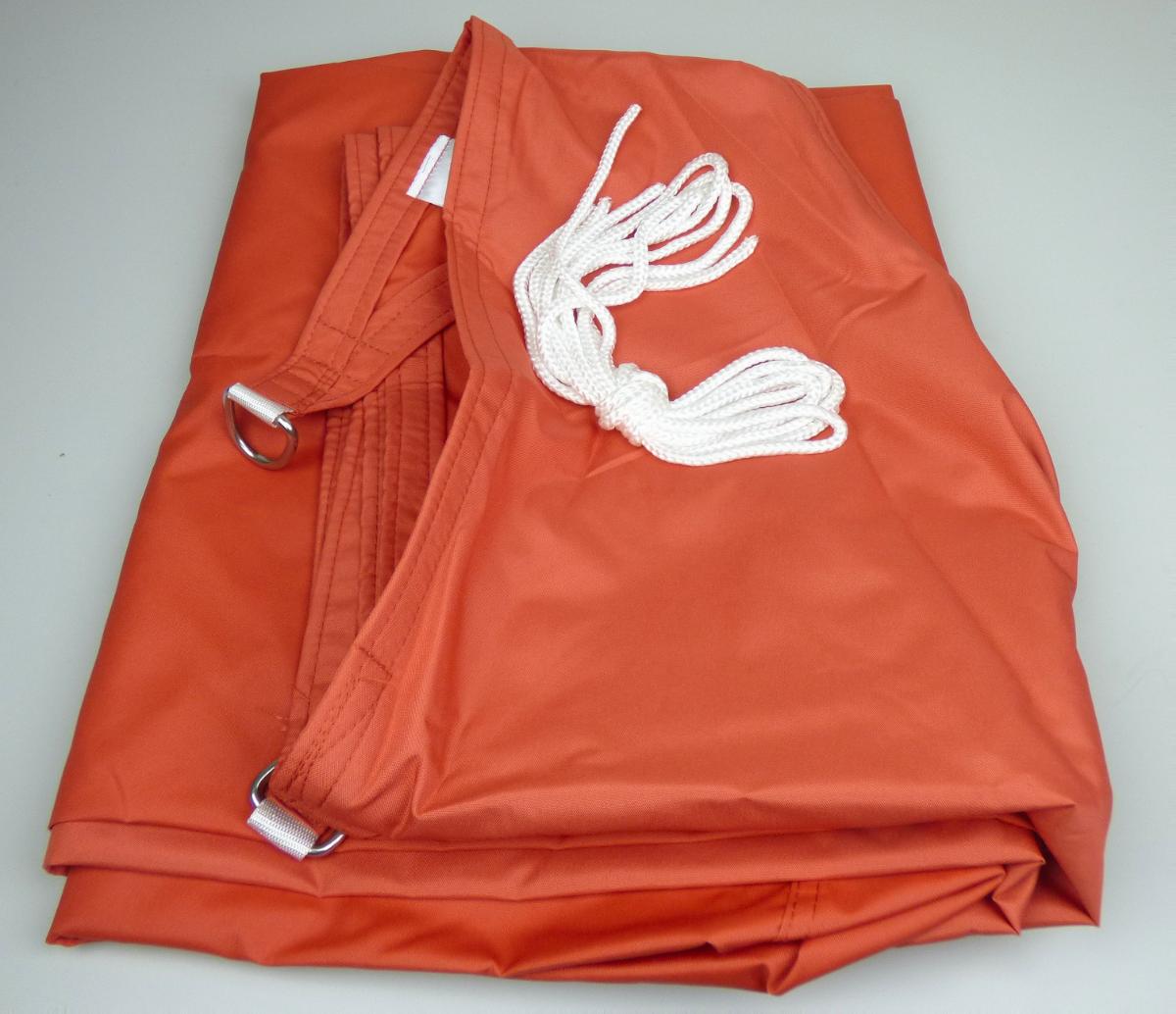 Campingausrüstung, Foto siehe Anlage,
- in einem Polybeutel mit bedrucktem Papiereinleger und mit Montagematerial (drei Spannseile
  mit einer Länge von je ca. 150 cm) verpackt,
- dreieckig, in den Abmessungen von laut Antrag 3 m x 3 m x 4,25 m,
- aus ca. 0,3 mm dicken, einfarbigen Geweben aus laut Antrag 100 % Polyester (synthetische
  Chemiefasern); die Gewebe sollen einseitig mit Kunststoff (laut Antrag Polyurethan) bestrichen sein;
  ein Bestreichen mit Kunststoff ist jedoch mit bloßem Auge nicht wahrnehmbar (keine Meterware der 
  Position 5903),
- an allen Rändern durch Umschlagen und Festnähen gesäumt (u. a. damit konfektioniert) und jeweils
  mit einem eingearbeiteten, ca. 2,5 cm breiten Gurtband aus Geweben aus Spinnstoffen verstärkt, das
  an den Ecken zu einer Schlaufe zusammengenäht und mit einer Öse aus laut Antrag Edelstahl
  ausgestattet ist,
- das Sonnensegel wird durch die Spannseile gespannt und dient als Sonnenschutz.

"Campingausrüstung, aus Spinnstoffen, aus synthetischen Chemiefasern"