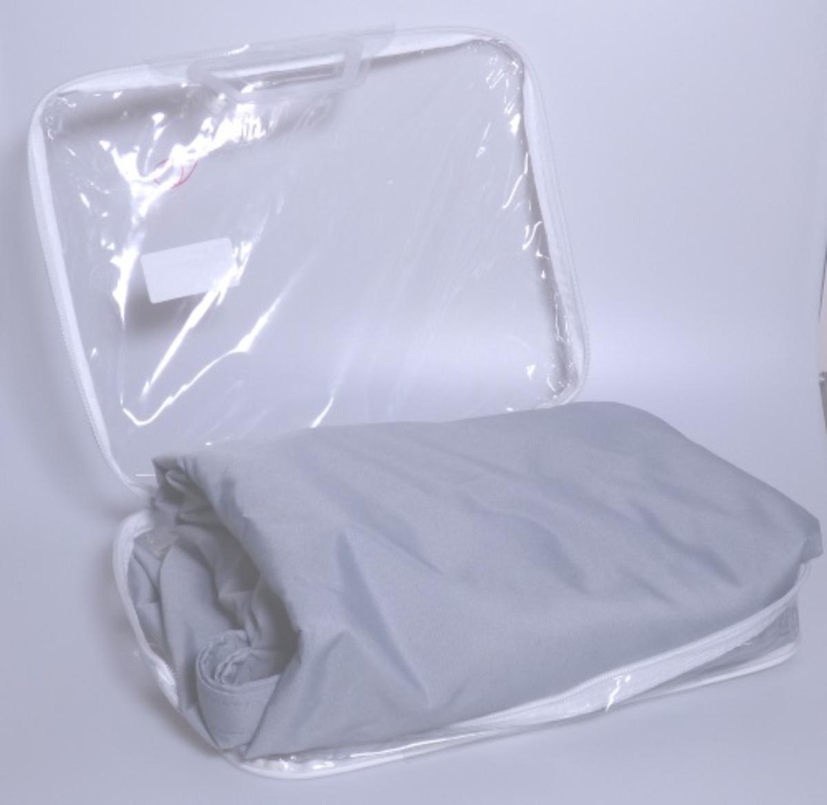 Campingausrüstung, Foto siehe Anlage,
- in einer einfachen Tragetasche aus klarsichtiger Kunststofffolie [übliche Verpackung im Sinne der
  AV 5 b)] mit bedrucktem Papiereinleger und mit Montagematerial (drei Spannseile mit einer Länge
  von je ca. 150 cm) verpackt,
- dreieckig, in den Abmessungen von laut Antrag 3,6 m x 3,6 m x 5,1 m,
- aus ca. 0,3 mm dicken, einfarbigen Geweben aus laut Antrag 100 % Polyester (synthetische
  Chemiefasern); die Gewebe sollen einseitig mit Kunststoff (laut Antrag Polyurethan) bestrichen sein;
  ein Bestreichen mit Kunststoff ist jedoch mit bloßem Auge nicht wahrnehmbar (keine Meterware der 
  Position 5903),
- an allen Rändern durch Umschlagen und Festnähen gesäumt (u. a. damit konfektioniert) und jeweils
  mit einem eingearbeiteten, ca. 2,5 cm breiten Gurtband aus Geweben aus Spinnstoffen verstärkt, das
  an den Ecken zu einer Schlaufe zusammengenäht und mit einer Öse aus laut Antrag Edelstahl
  ausgestattet ist,
- das Sonnensegel wird durch die Spannseile gespannt und dient als Sonnenschutz.

"Campingausrüstung (Sonnensegel) aus Spinnstoffen, aus synthetischen Chemiefasern"