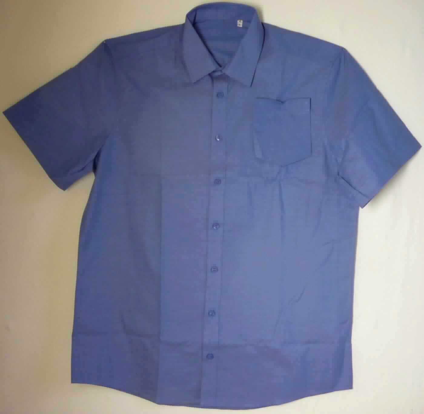 Hemd, sog. Mens Oxford Shirt, Art. 6900, Größe L, Foto siehe Anlage,
- in einem Polybeutel verpackt,
- aus ca. 0,3 mm dicken, einfarbigen Geweben aus laut Antrag 60 % Baumwolle und 40 % Polyester 
  (synthetische Chemiefasern),
- über den Schritt reichend (Rückenlänge: ca. 80 cm),
- mit einem Umlegekragen,
- vorn mit einer durchgehenden Öffnung mit Knopfverschluss von links über rechts (Männerkleidung),
- im Rücken mit Schultersattel,
- mit kurzen Ärmeln,
- mit einer aufgesetzten Brusttasche, die jedoch zum Zeitpunkt der Einfuhr noch nicht aufgenäht ist, sondern
  als Zuschnitt in einem Polybeutel verpackt zusammen mit dem Hemd eingeführt wird,
- am unteren, abgerundeten Rand durch Umschlagen und Festnähen gesäumt.

"Hemd, aus Geweben, für Männer, aus Baumwolle, nicht nach dem Batik-Verfahren handbedruckt"