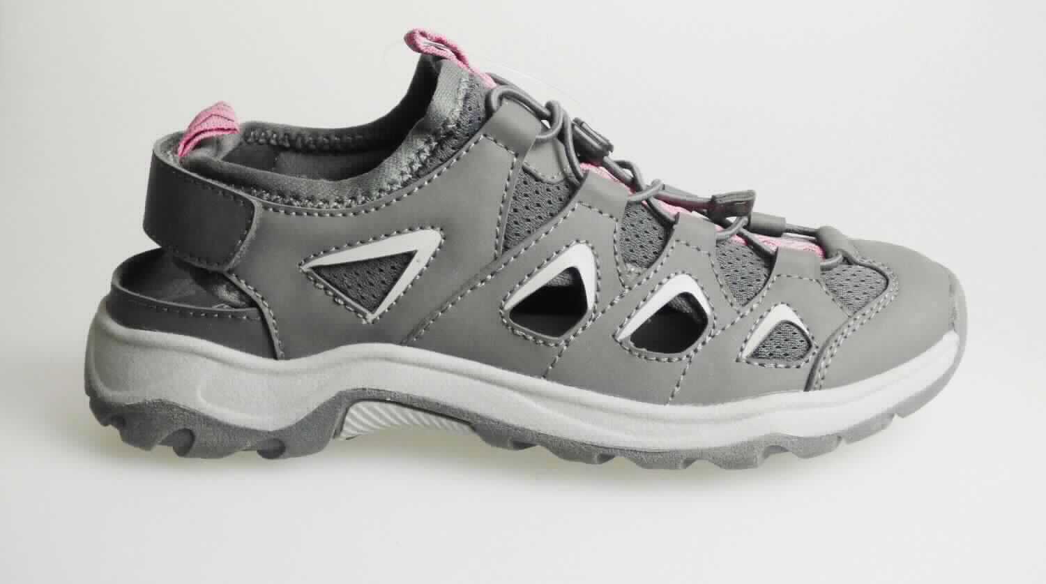 Freizeitschuhe (laut Antrag: "Damen Bequem-Outdoorsandalen, Art. 384298, grau-pink", Größe 37, Foto siehe Anlage)
- mit Laufsohlen aus Kunststoff/Kautschuk, 
- mit Oberteil (geschlossenes Blatt) aus Kunststoff (Spinnstoff mit einer mit bloßem Auge wahrnehmbaren 
  Außenschicht aus Kunststoff; den größten Teil der Außenfläche bildend) und Spinnstoff,
- auf das Oberteil sind Stücke aus Kunststoff und Spinnstoff als Verstärkungsteile aufgesetzt,
- im Bereich der Mittelfußes mit Aussparungen,
- über dem Spann mit einer elastischen Kordel mit festsitzendem Kordelstopper, sowie im Fersenbereich mit
  einem Klettverschluss,
- nicht den Knöchel bedeckend,
- ohne Metallschutz in der Vorderkappe,
- mit einer Länge der Innensohle von ca. 24,2 cm, damit keine Ware der Unterposition 6402 9991,
- als Frauenschuh erkennbar.

"Schuhe, andere als in der Position 6401 genannte, mit Laufsohlen aus Kunststoff/Kautschuk und Oberteil aus 
 Kunststoff, andere als in den Unterpositionen 6402 1210 bis 6402 9991 genannte, für Frauen"