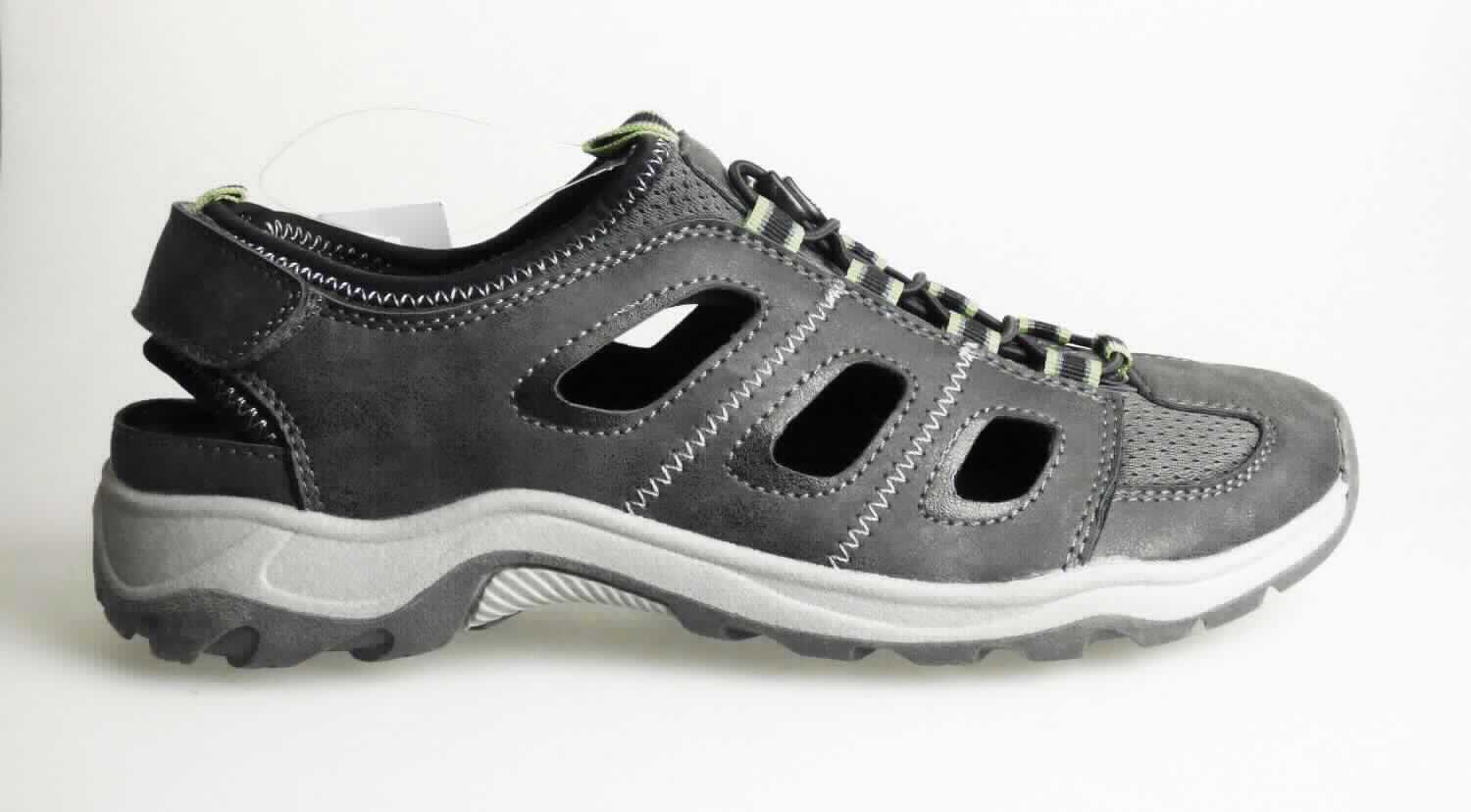 Freizeitschuhe (laut Antrag: "Herren Bequem-Outdoorsandale, Art. 384298, grau-grün", Größe 41, Foto siehe
Anlage)
- mit Laufsohlen aus Kunststoff/Kautschuk,
- mit Oberteil (nicht geschlossenes Blatt, damit keine Ware der Unterposition 6402 9991) aus Kunststoff (Spinnstoff 
  mit einer mit bloßem Auge wahrnehmbaren Außenschicht aus Kunststoff; den größten Teil der Außenfläche
  bildend) und Spinnstoff,
- auf das Oberteil sind Stücke aus Spinnstoff und Kunststoff als Verstärkungsteile aufgesetzt,
- über dem Spann mit einer elastischen Kordel mit Kordelstopper; im Fersenbereich mit einem Klettverschluss,
- nicht den Knöchel bedeckend,
- mit einer größten Höhe des Absatzes und der Sohle von ca. 2,8 cm.

"Schuhe, andere als in der Position 6401 genannte, mit Laufsohlen aus Kunststoff/Kautschuk und Oberteil aus 
 Kunststoff, andere als in den Unterpositionen 6402 1210 bis 6402 9910 genannte, deren Blatt nicht geschlossen ist, 
 andere als in der Unterposition 6402 9931"
