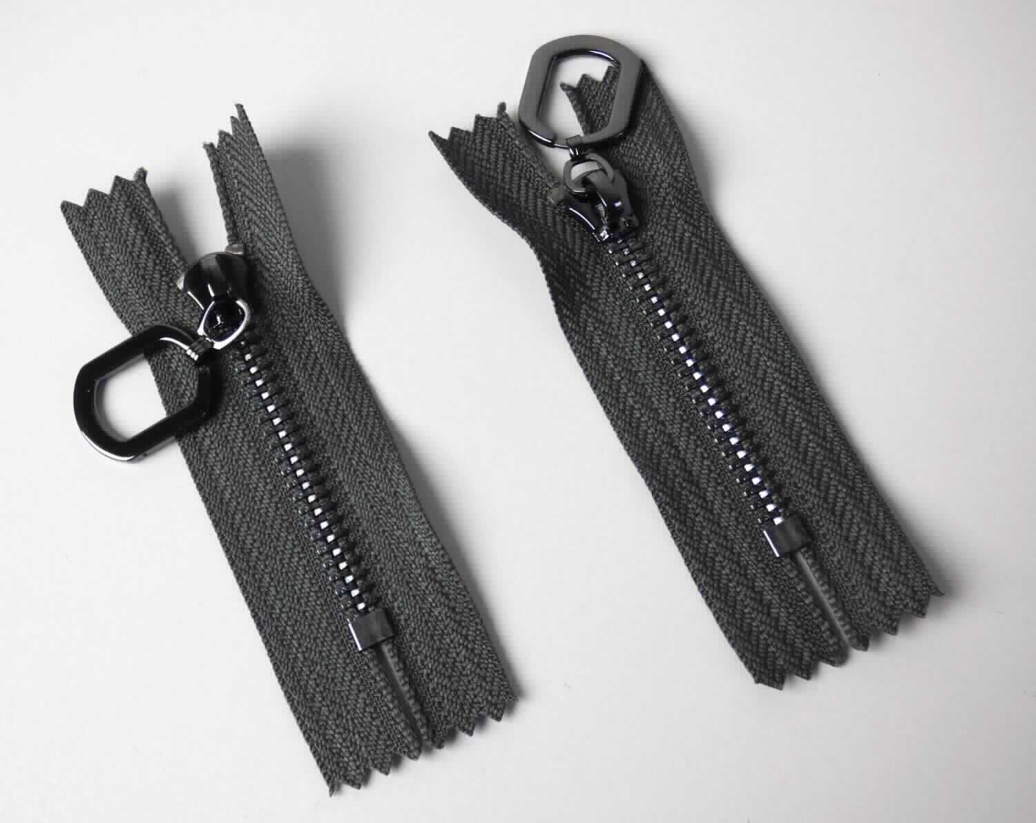 Bei der als "Material zur Schuhherstellung - Schmuckteil" bezeichneten Ware handelt es sich um ein Set aus zwei Reißverschlüssen.

Jeder der Reißverschlüsse besteht im Wesentlichen aus an zwei Stoffbändern angebrachten Metallzähnen mit einem Metallschieber in Form eines Rechtecks. Die ca. 11 cm lange Ware soll zur Schuhproduktion genutzt werden.

Sie ist als "Reißverschluss mit Zähnen aus unedlem Metall" einzureihen.