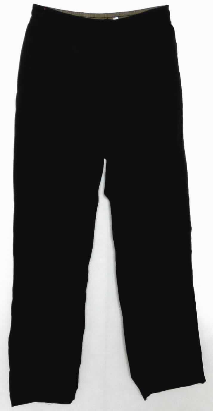 Lange Hose, Artikelnr. 05-3593-63, Größe L, Foto siehe Anlage,
- in einem Polybeutel verpackt,
- aus ca. 0,8 mm dicken, einfarbigen Geweben aus laut Antrag 100 % Baumwolle, 
- in der Taille abschließend; mit einem durchgehenden, ca. 5 cm breiten, elastischen Taillenbund, zusätzlich mit
  einem Zugband ausgestattet,
- vorn mit einer Eingriffsöffnung mit Knopfverschluss, die von einer von links über rechts reichenden Patte verdeckt
  wird (Männerkleidung),
- vorn mit zwei eingesetzten, offenen Taschen sowie mit zwei aufgesetzten Gesäßtaschen, die mit zu knöpfenden 
  Patten geschlossen werden,
- mit langen Hosenbeinen, im Bereich der Kniekehlen mit jeweils zwei Abnähern versehen,
- an den Beinabschlüssen durch Umschlagen und Festnähen gesäumt,
- keine Arbeits- und Berufskleidung.

"Lange Hose, aus Geweben, für Männer, aus Baumwolle, keine Arbeits- und Berufskleidung, andere als in den 
 Unterpositionen 6203 4231 und 6203 4233 genannte"