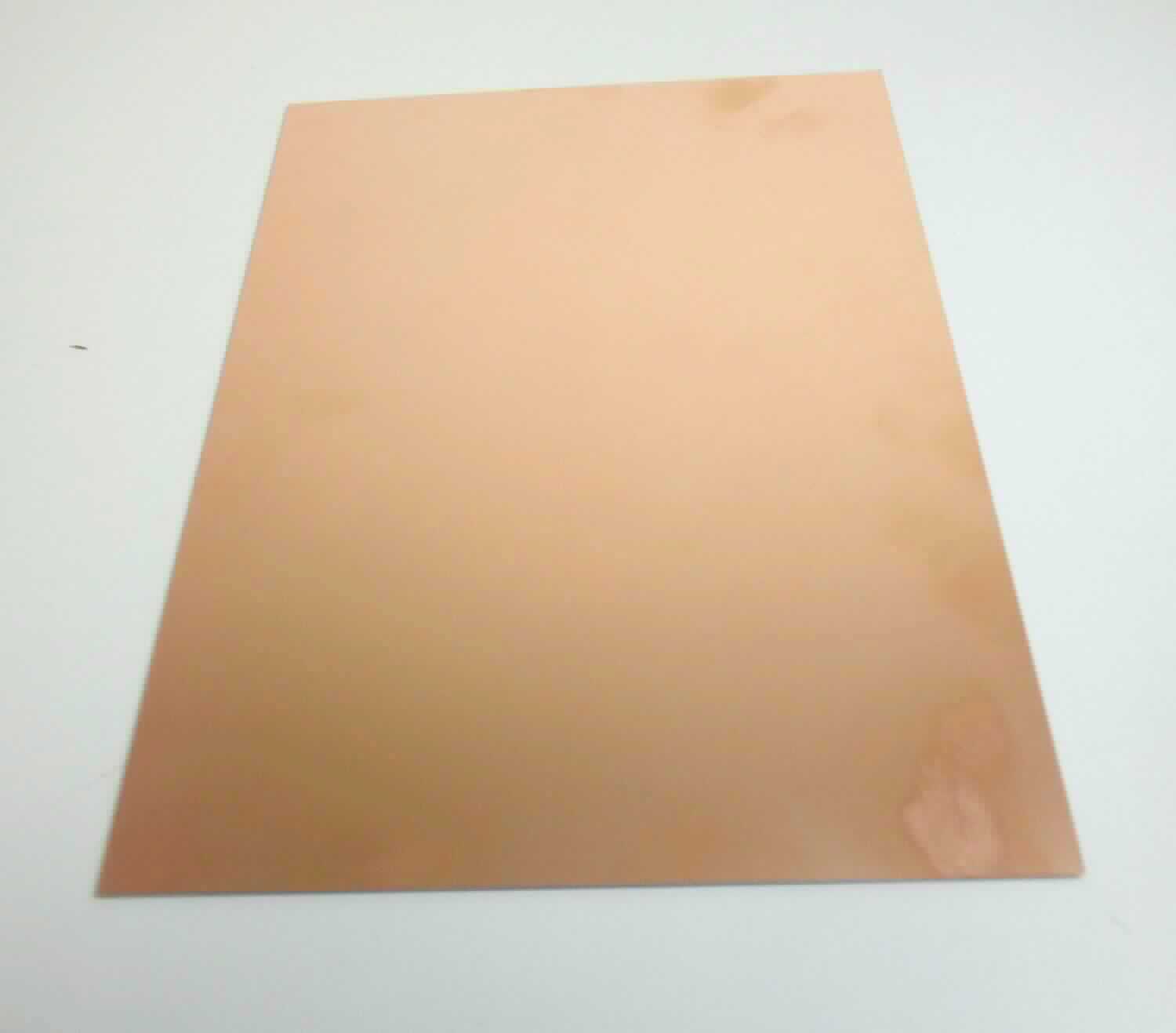 Folien aus Kupfer 

Bei der Ware handelt es sich um rechteckige massive Flacherzeugnisse mit rechteckigem Querschnitt und mit gleichbleibender Dicke (weniger als 1/10 der Breite). Laut Angaben handelt es sich bei dem Erzeugnis um einen Materialverbund mit einem Kern aus nichtgewebter E-Glas-Matte, einem sog. Vliesstoff und einem Epoxy-Glasgewebe als Außenlagen und einer ein- oder zweiseitigen Kupferkaschierung aus raffiniertem Kupfer (Elektrolytkupfer). 
Die Erzeugnisse dienen als Grundmaterial für die Herstellung von elektronischen Verbindungsträgern (Leiterplatten,
gedruckte Schaltungen). Charakterbestimmend ist die Folie aus Kupfer. 

Die Ware ist als "Folien und dünne Bänder, aus Kupfer (auch bedruckt oder auf Papier, Pappe, Kunststoff oder ähnlichen Unterlagen), mit einer Dicke (ohne Unterlage) von 0,15 mm oder weniger,
hier: Tafeln oder Platten
- aus mindestens einer mittleren Lage aus Papier oder einer mittleren Lage aus Vliesstoffen, beidseitig mit einer Lage aus Glasfasergewebe beschichtet und mit Epoxidharz imprägniert, oder
- aus mehreren Lagen aus Papier, mit Phenolharz imprägniert,
auf einer oder auf beiden Seiten mit einer Kupferfolie mit einer Dicke von nicht mehr als 0,15 mm versehen" in die Codenummer 7410 2100 40 0 des Zolltarifs einzureihen.